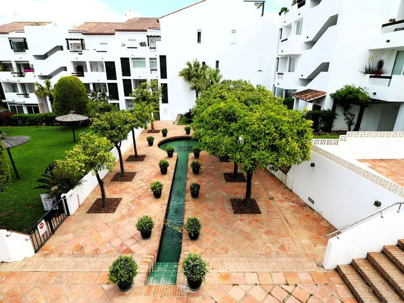 Incredible duplex penthouse in the urbanization of Jacarandas in one of the fashionable areas on the outskirts of Estepona, Bel-Air, just a stone's throw from the neighbourhood of Cancelada with all the amenities of a big city but with the charm of a smal