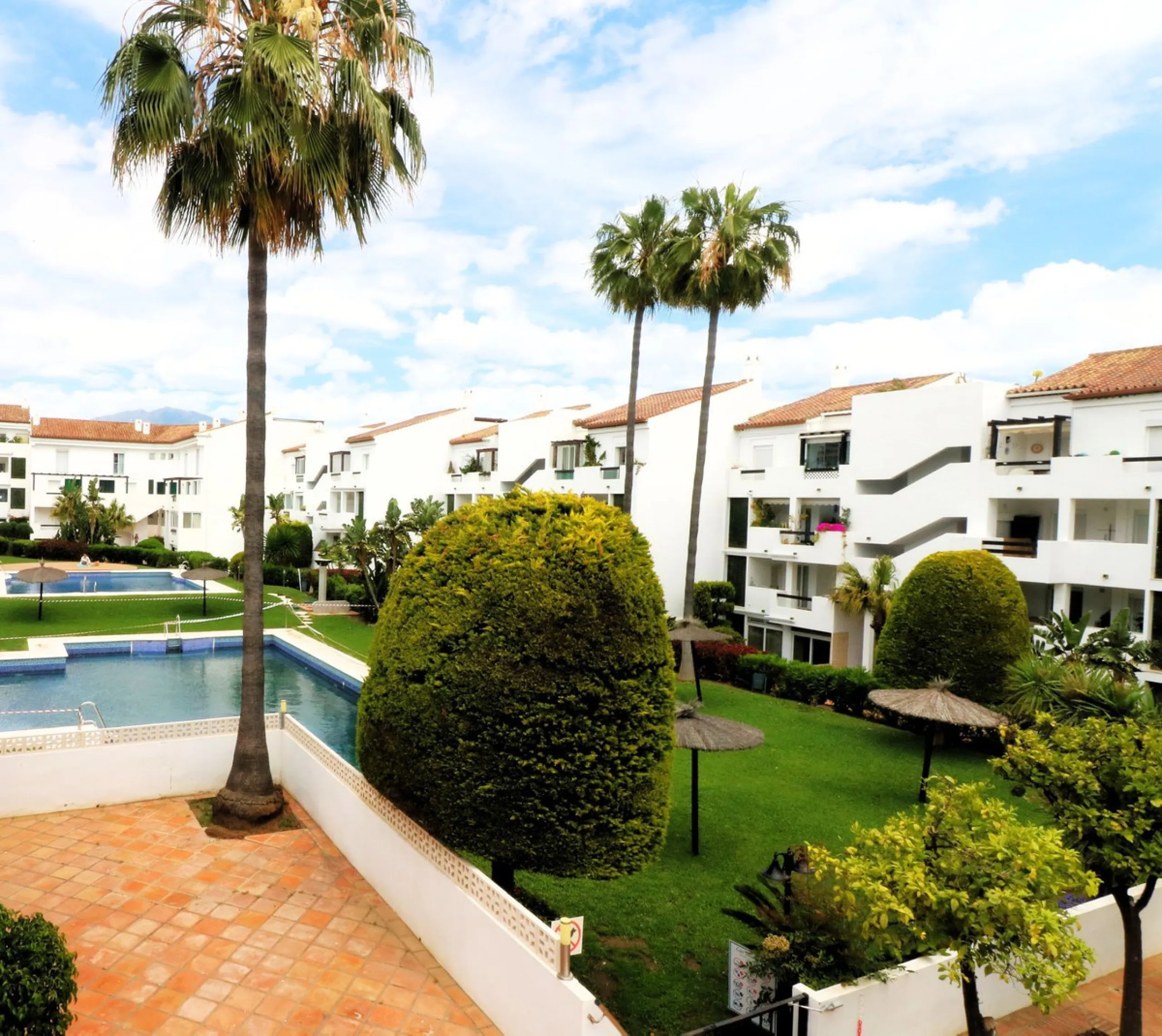 Incredible duplex penthouse in the urbanization of Jacarandas in one of the fashionable areas on the outskirts of Estepona, Bel-Air, just a stone's throw from the neighbourhood of Cancelada with all the amenities of a big city but with the charm of a smal