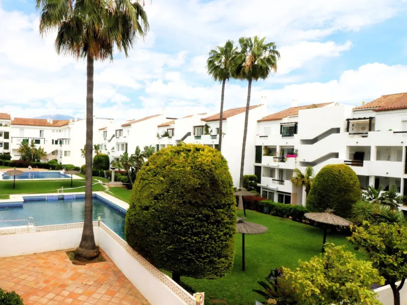 Incredible duplex penthouse in the urbanization of Jacarandas in one of the fashionable areas on the outskirts of Estepona, Bel-Air, just a stone's throw from the neighbourhood of Cancelada with all the amenities of a big city but with the charm of a smal