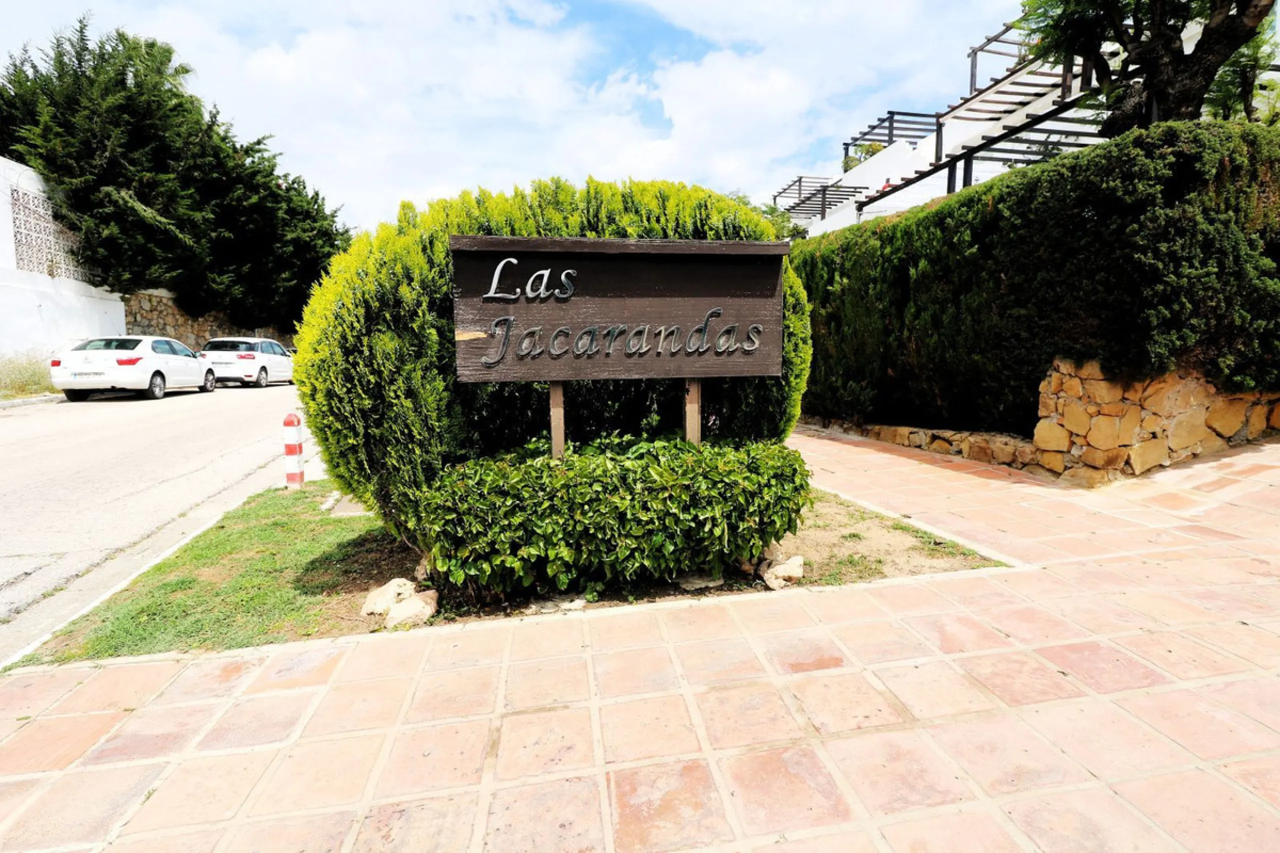 Incredible duplex penthouse in the urbanization of Jacarandas in one of the fashionable areas on the outskirts of Estepona, Bel-Air, just a stone's throw from the neighbourhood of Cancelada with all the amenities of a big city but with the charm of a smal