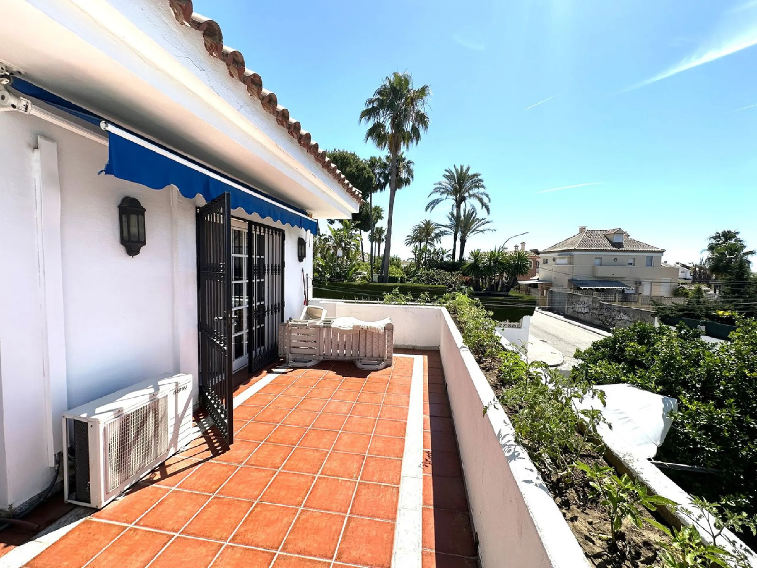 Magnificent villa between San Pedro de Alcántara and Guadalmina. You can access all kinds of shops on foot. A very spacious villa built in the 90's.