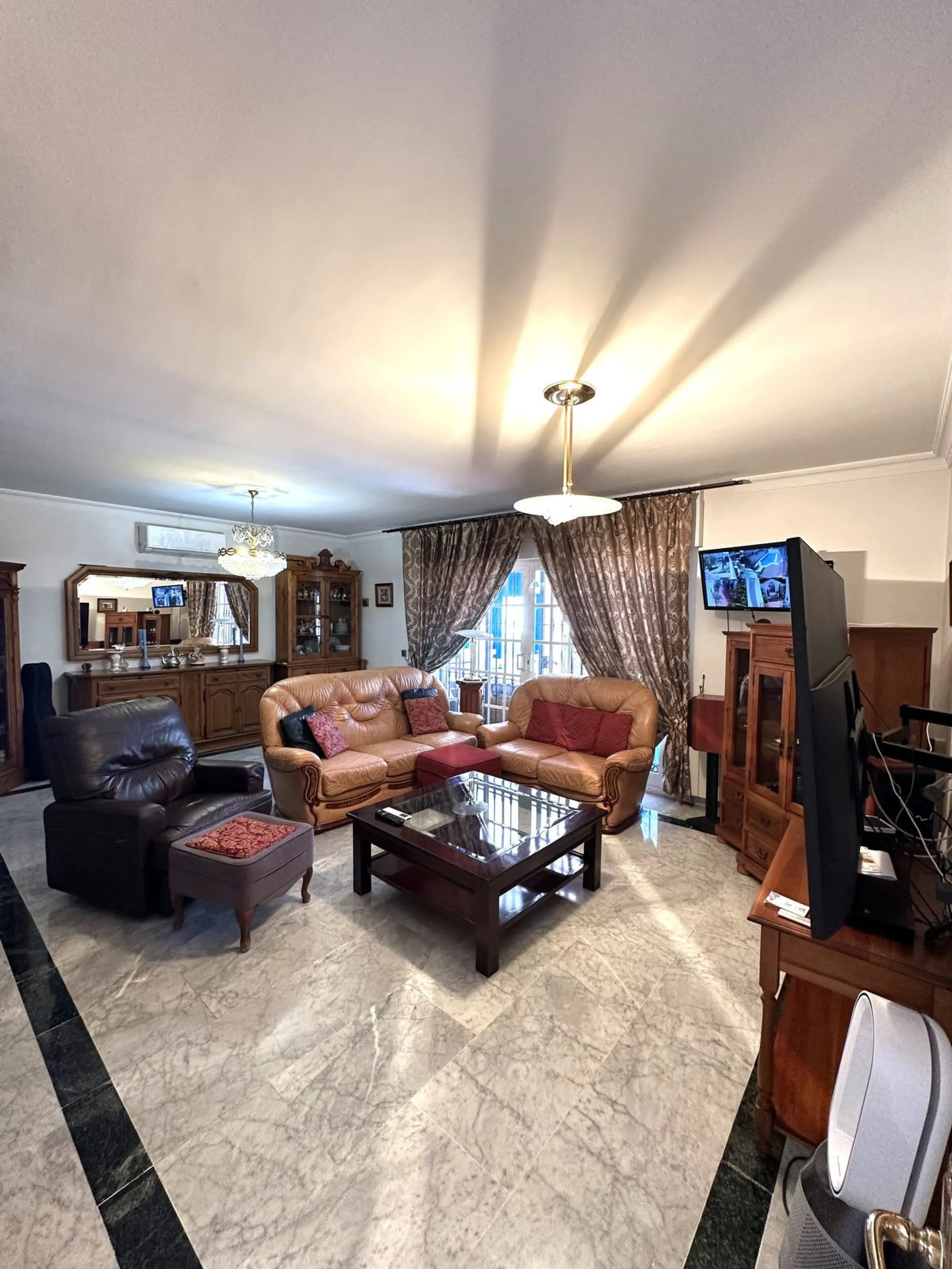 Magnificent villa between San Pedro de Alcántara and Guadalmina. You can access all kinds of shops on foot. A very spacious villa built in the 90's.