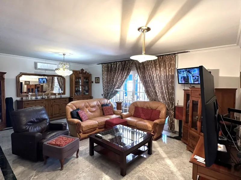 Magnificent villa between San Pedro de Alcántara and Guadalmina. You can access all kinds of shops on foot. A very spacious villa built in the 90's.