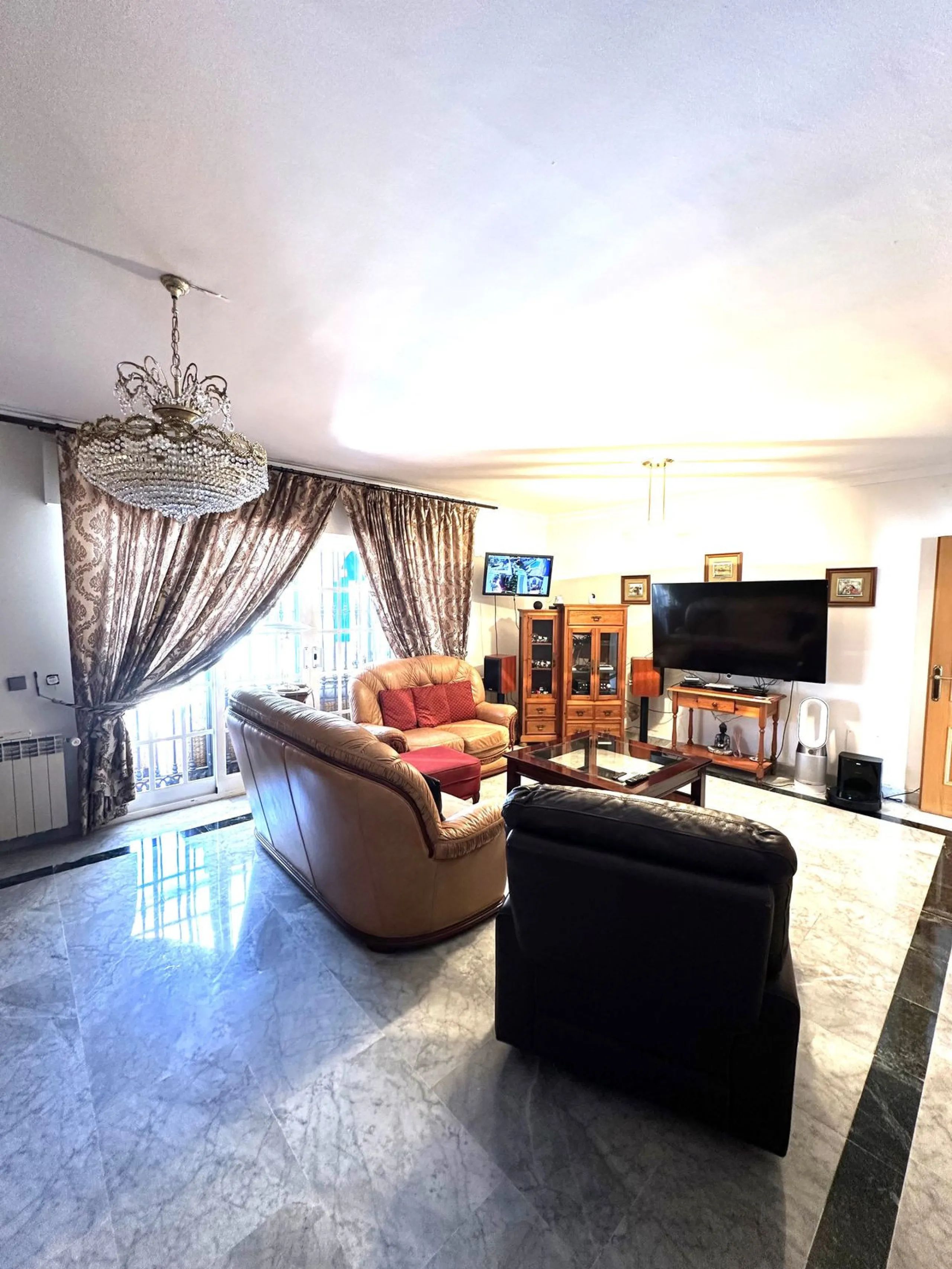 Magnificent villa between San Pedro de Alcántara and Guadalmina. You can access all kinds of shops on foot. A very spacious villa built in the 90's.