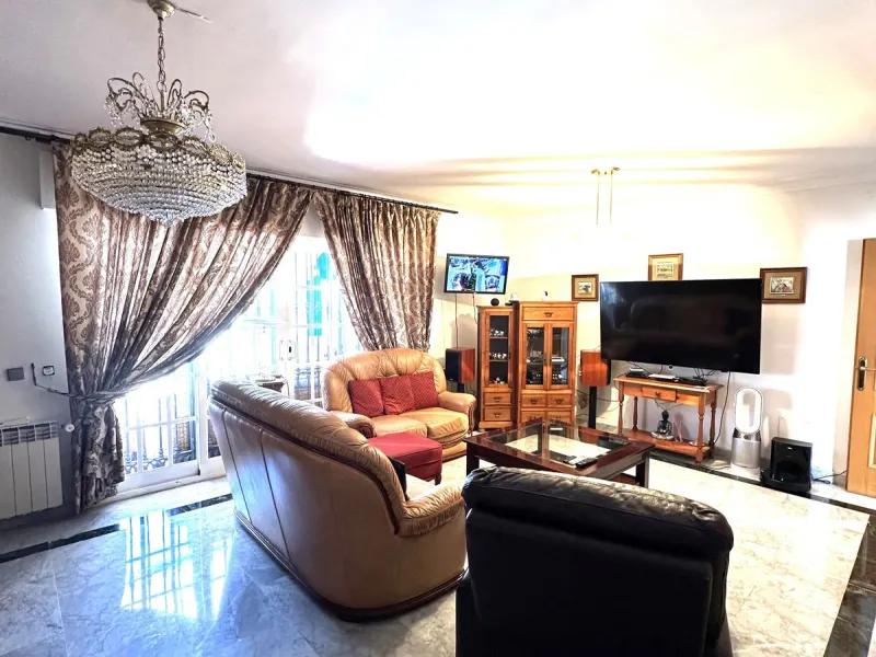 Magnificent villa between San Pedro de Alcántara and Guadalmina. You can access all kinds of shops on foot. A very spacious villa built in the 90's.