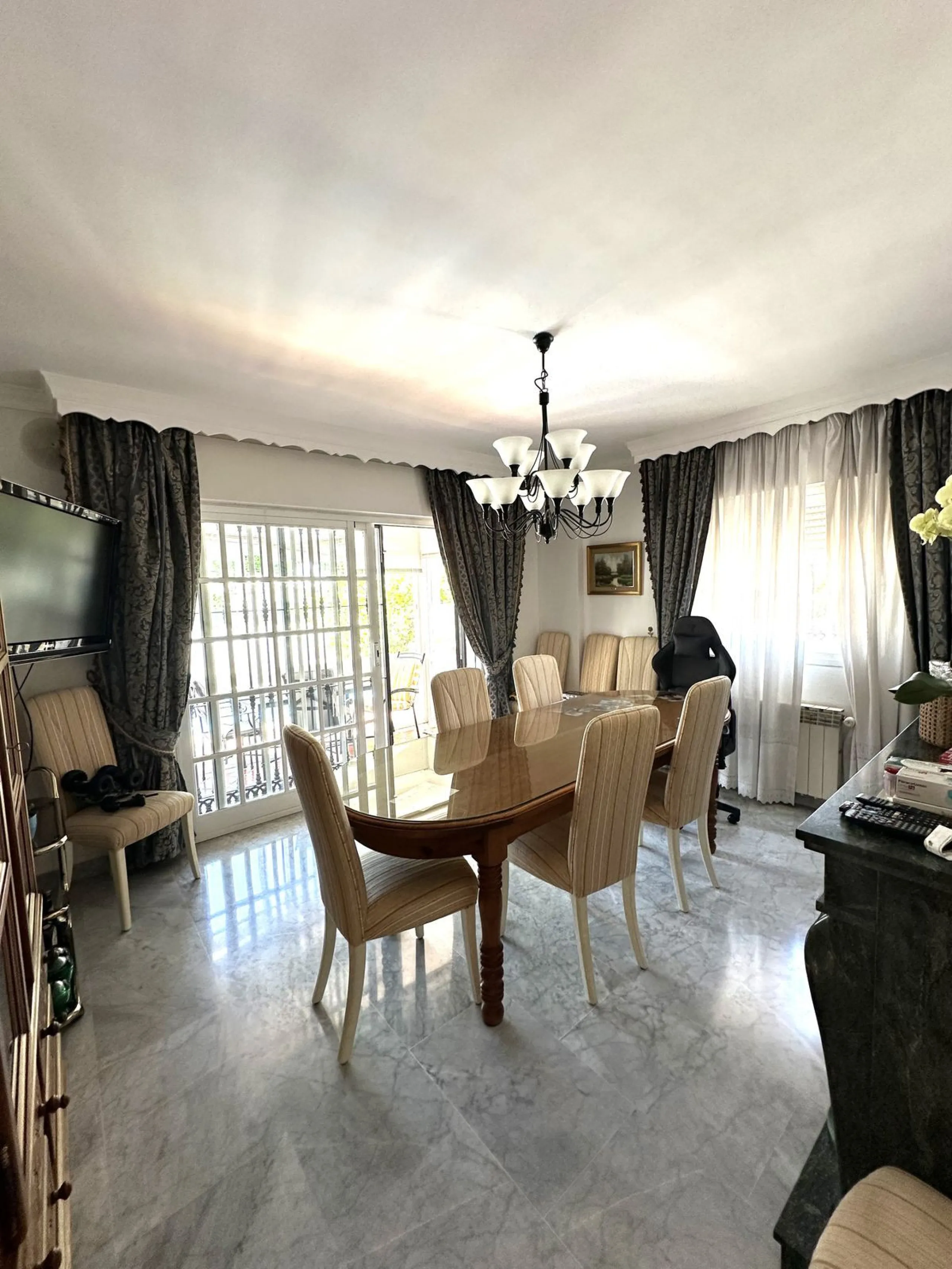 Magnificent villa between San Pedro de Alcántara and Guadalmina. You can access all kinds of shops on foot. A very spacious villa built in the 90's.
