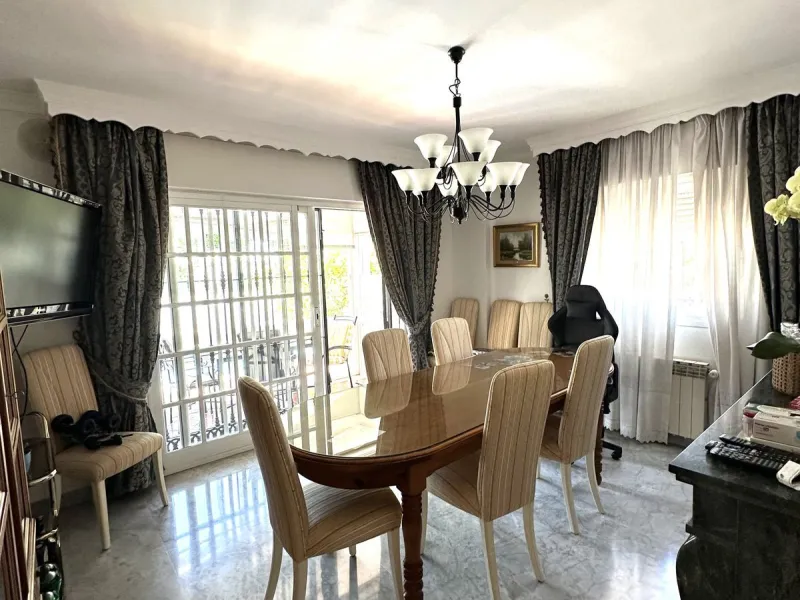 Magnificent villa between San Pedro de Alcántara and Guadalmina. You can access all kinds of shops on foot. A very spacious villa built in the 90's.