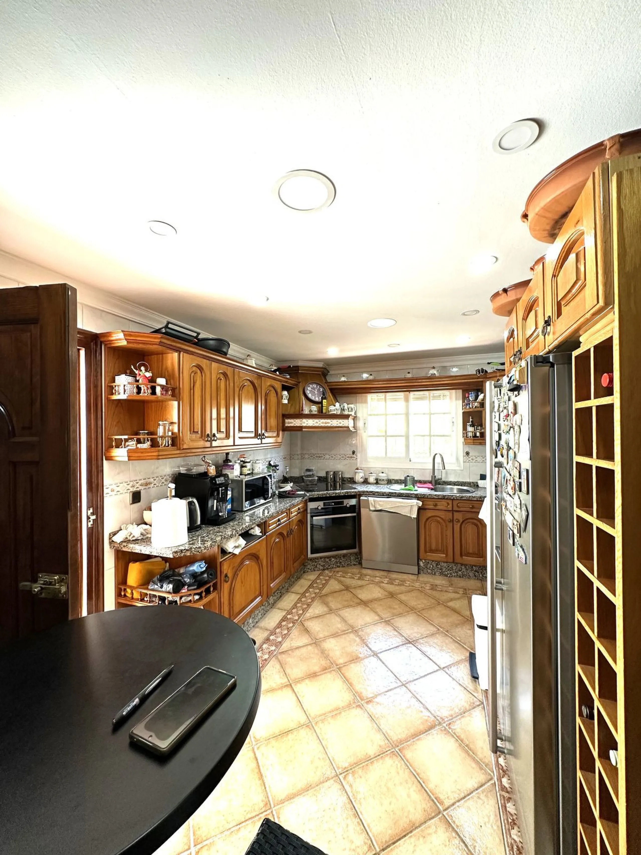 Magnificent villa between San Pedro de Alcántara and Guadalmina. You can access all kinds of shops on foot. A very spacious villa built in the 90's.