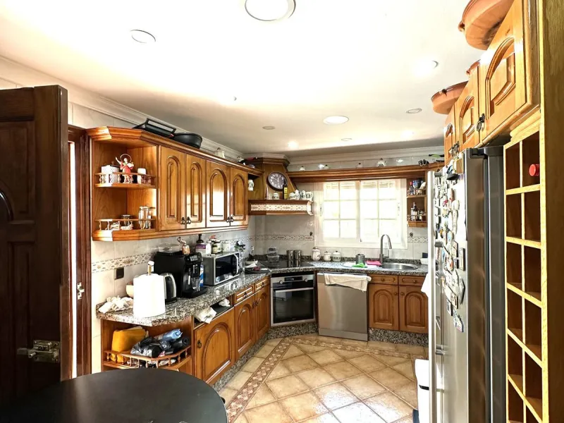 Magnificent villa between San Pedro de Alcántara and Guadalmina. You can access all kinds of shops on foot. A very spacious villa built in the 90's.