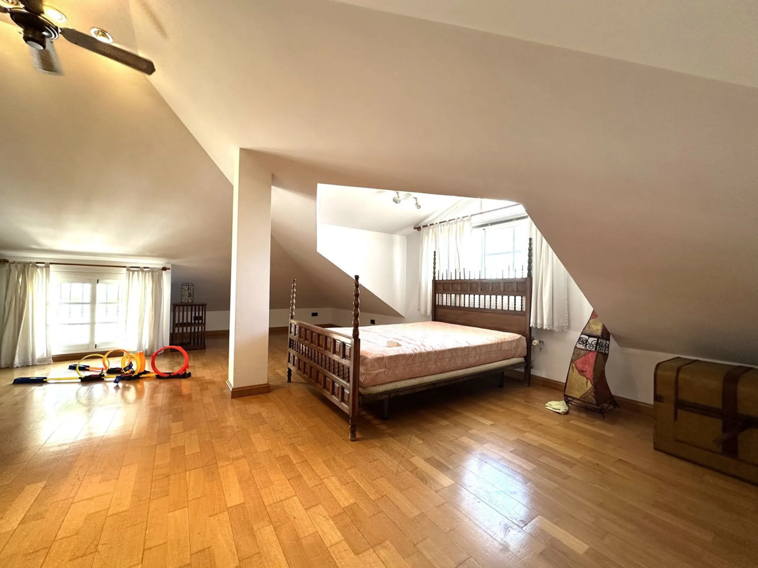 Magnificent villa between San Pedro de Alcántara and Guadalmina. You can access all kinds of shops on foot. A very spacious villa built in the 90's.