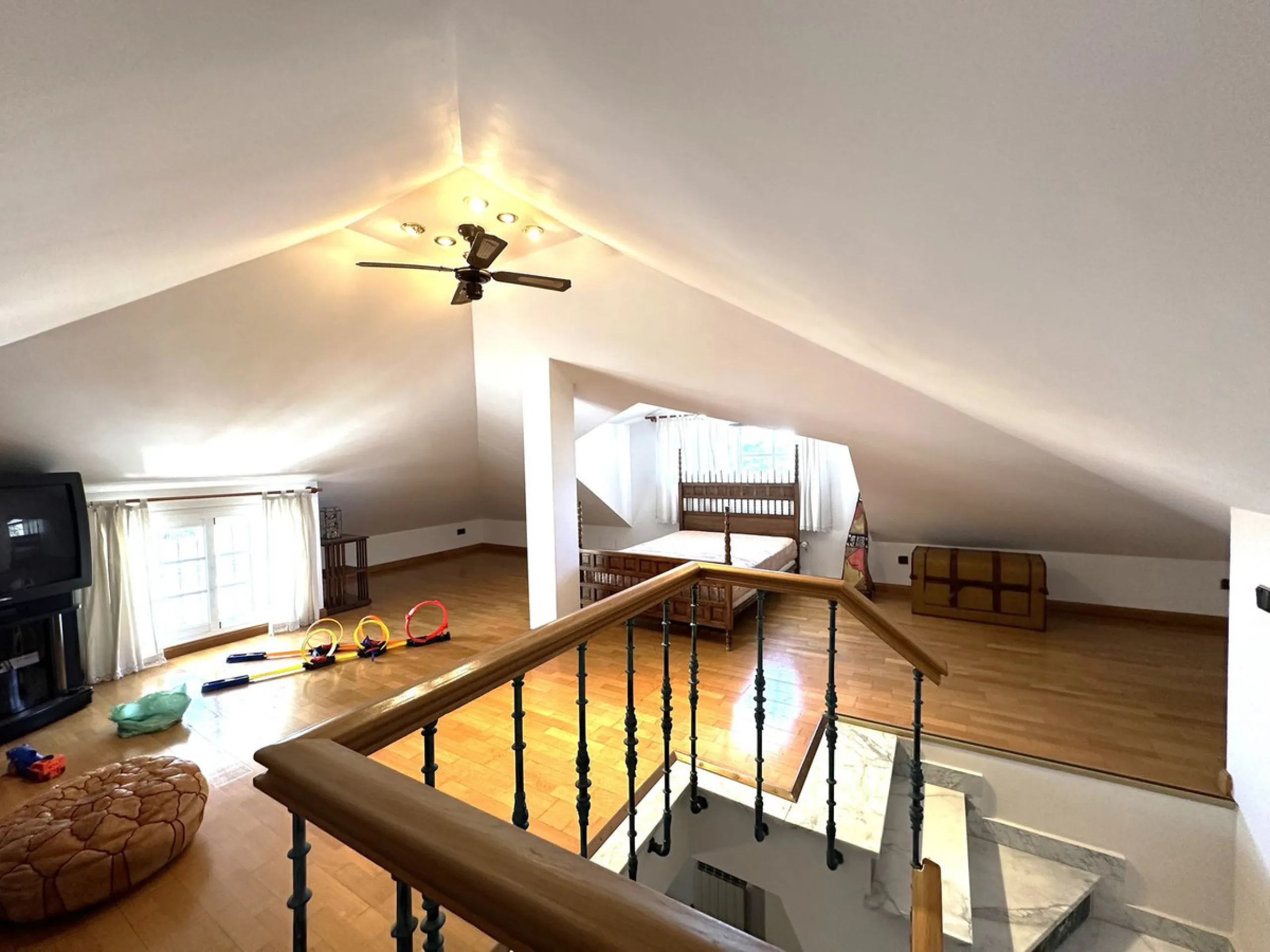 Magnificent villa between San Pedro de Alcántara and Guadalmina. You can access all kinds of shops on foot. A very spacious villa built in the 90's.