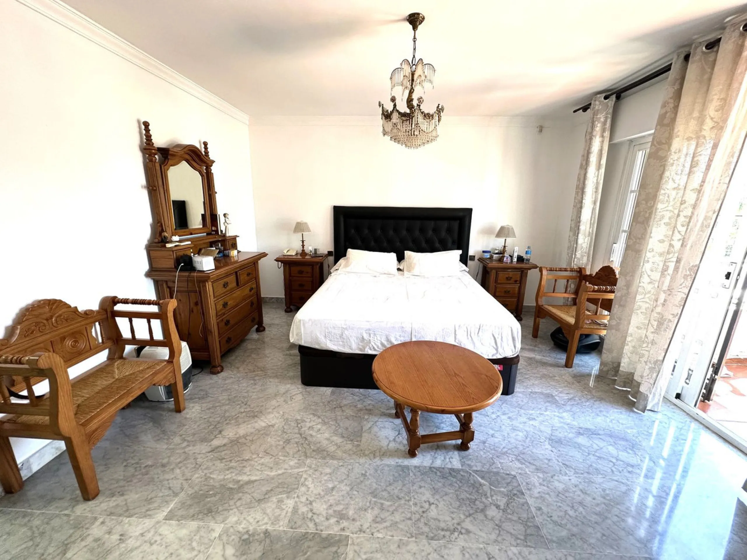 Magnificent villa between San Pedro de Alcántara and Guadalmina. You can access all kinds of shops on foot. A very spacious villa built in the 90's.
