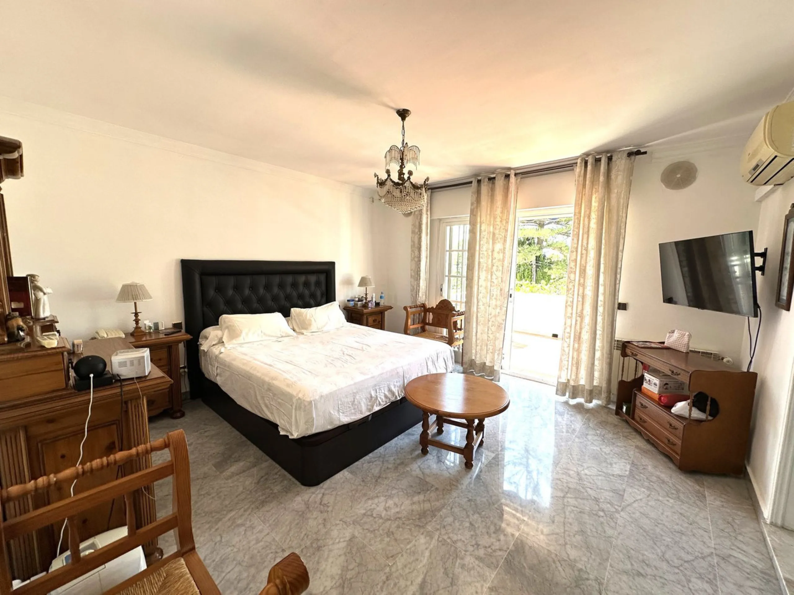 Magnificent villa between San Pedro de Alcántara and Guadalmina. You can access all kinds of shops on foot. A very spacious villa built in the 90's.
