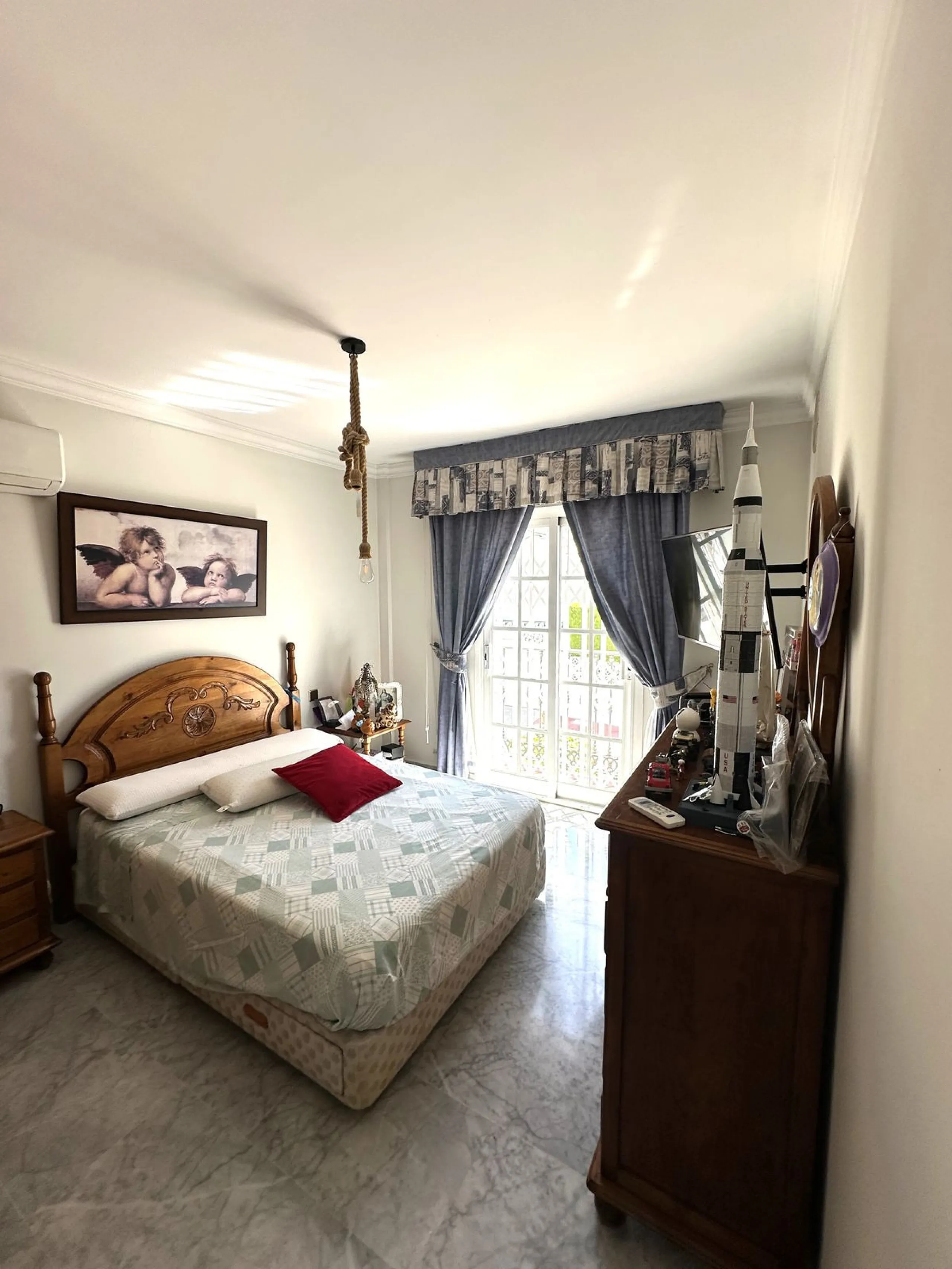 Magnificent villa between San Pedro de Alcántara and Guadalmina. You can access all kinds of shops on foot. A very spacious villa built in the 90's.