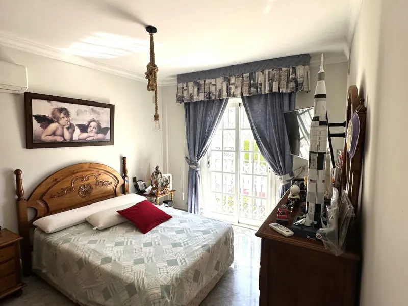Magnificent villa between San Pedro de Alcántara and Guadalmina. You can access all kinds of shops on foot. A very spacious villa built in the 90's.