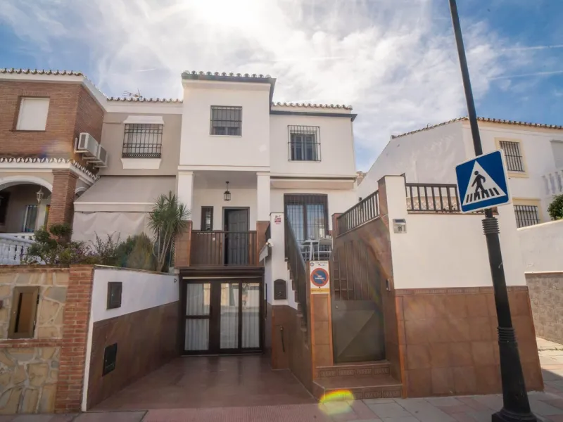 House - Semi-Detached House в продаже в Mijas, Málaga. В доме 6 спален и 3 ванных комнат. Площадь дома 200 м²