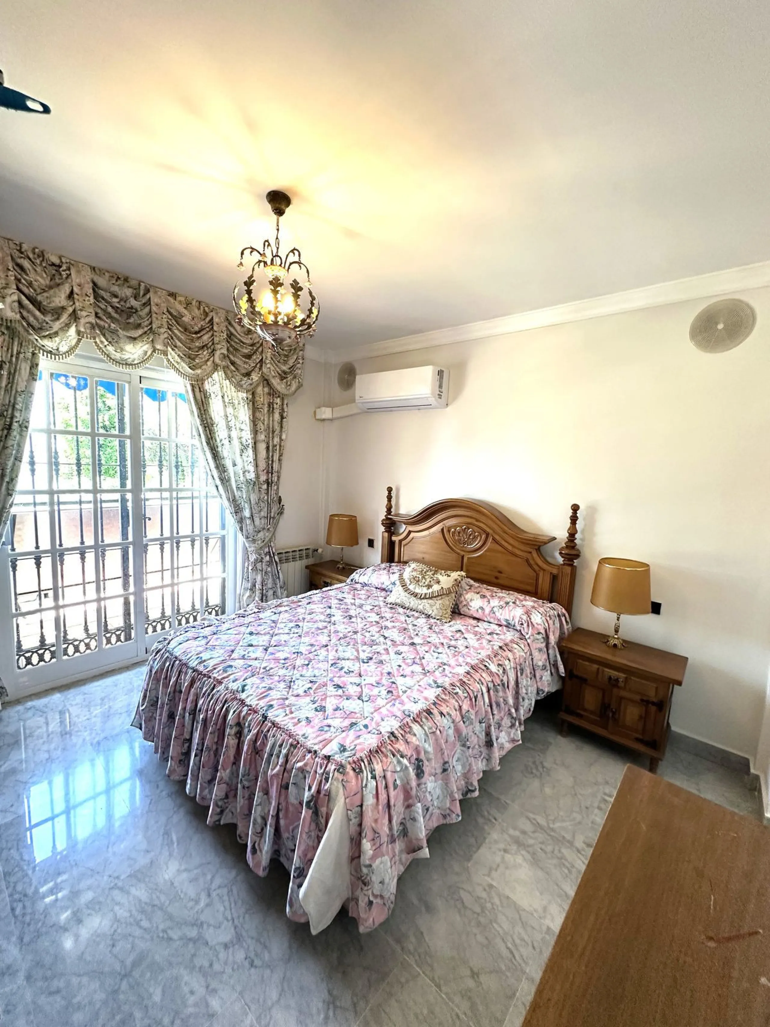 Magnificent villa between San Pedro de Alcántara and Guadalmina. You can access all kinds of shops on foot. A very spacious villa built in the 90's.