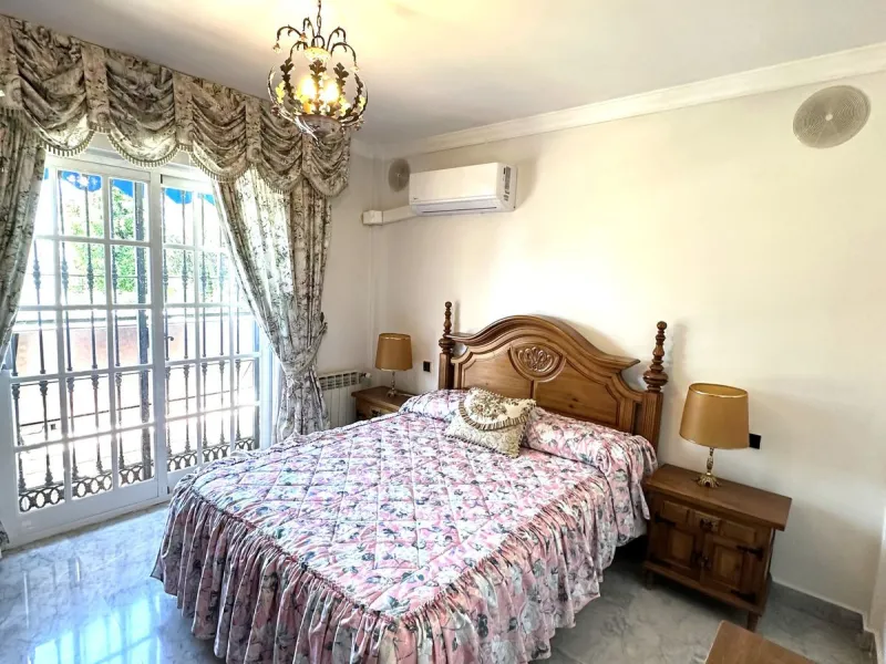 Magnificent villa between San Pedro de Alcántara and Guadalmina. You can access all kinds of shops on foot. A very spacious villa built in the 90's.