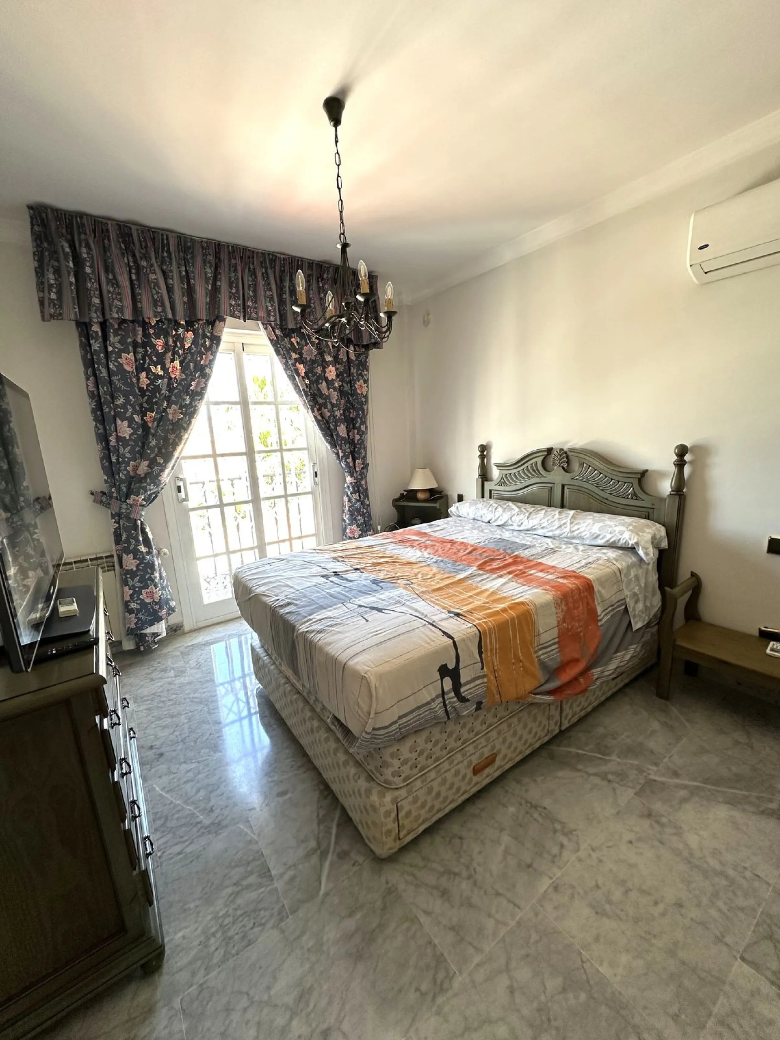 Magnificent villa between San Pedro de Alcántara and Guadalmina. You can access all kinds of shops on foot. A very spacious villa built in the 90's.