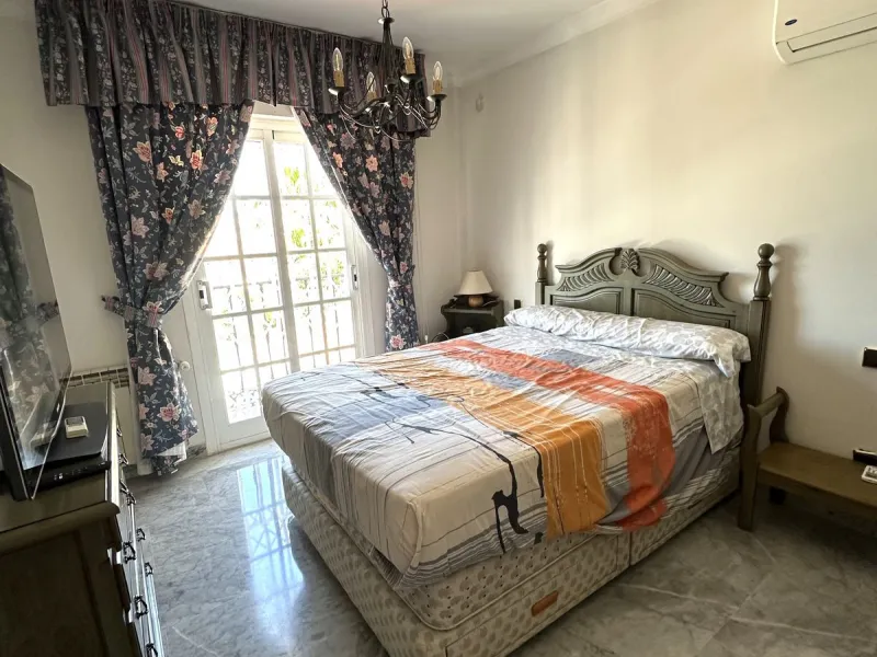 Magnificent villa between San Pedro de Alcántara and Guadalmina. You can access all kinds of shops on foot. A very spacious villa built in the 90's.