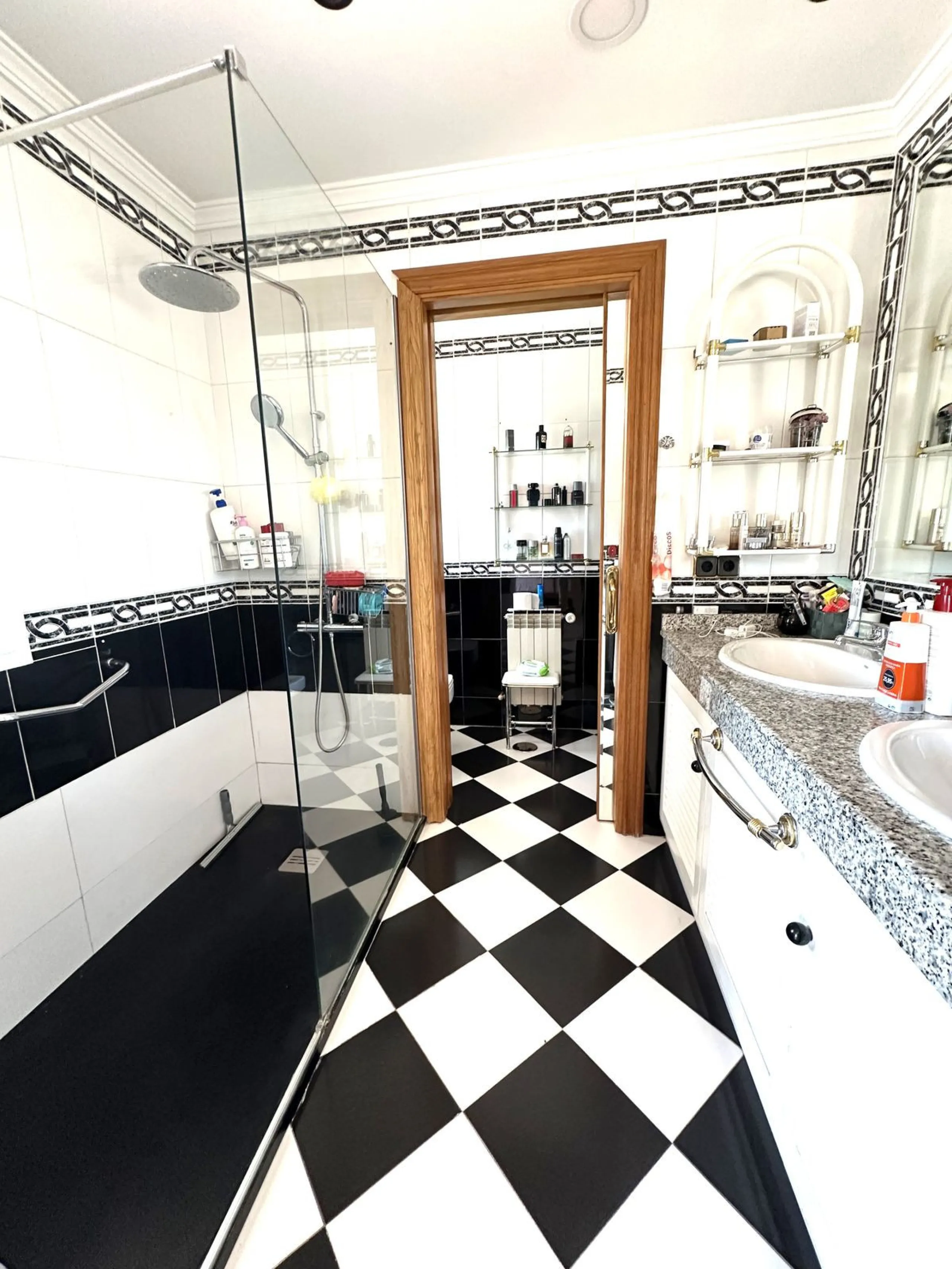 Magnificent villa between San Pedro de Alcántara and Guadalmina. You can access all kinds of shops on foot. A very spacious villa built in the 90's.