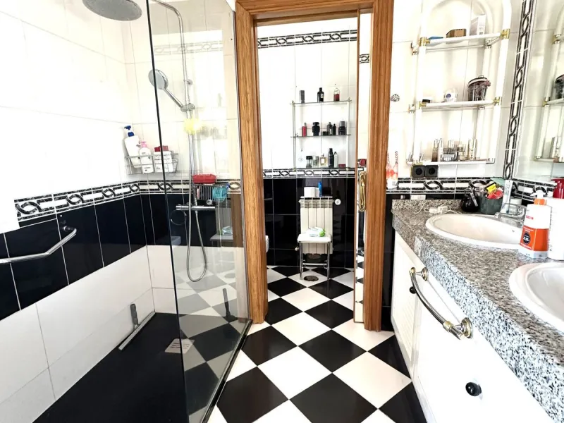 Magnificent villa between San Pedro de Alcántara and Guadalmina. You can access all kinds of shops on foot. A very spacious villa built in the 90's.