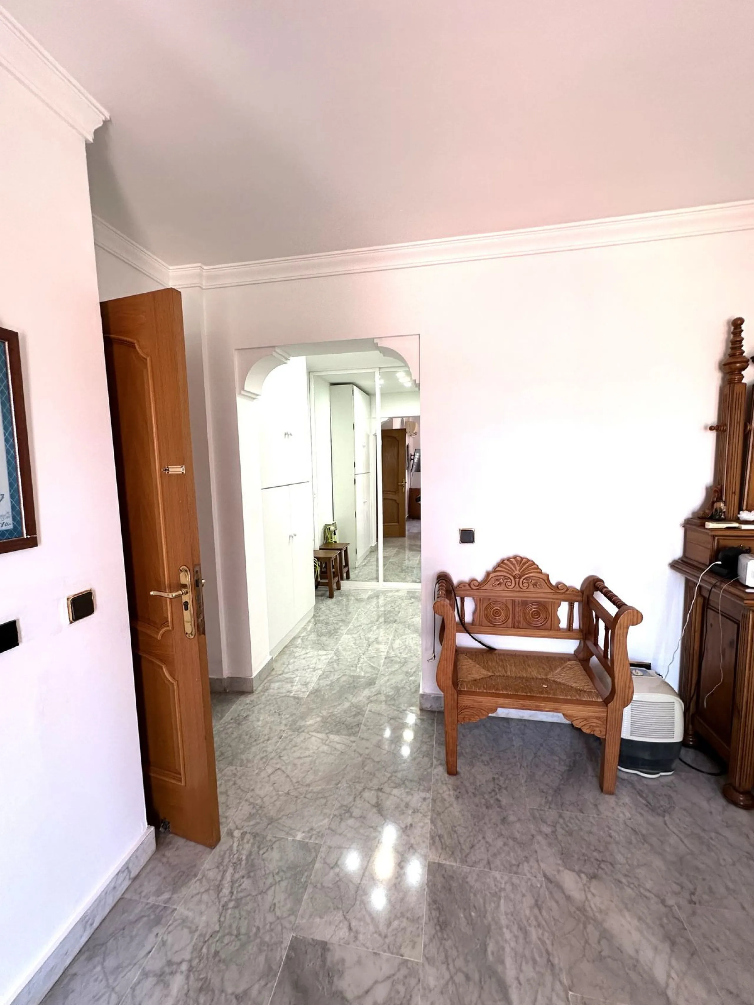 Magnificent villa between San Pedro de Alcántara and Guadalmina. You can access all kinds of shops on foot. A very spacious villa built in the 90's.