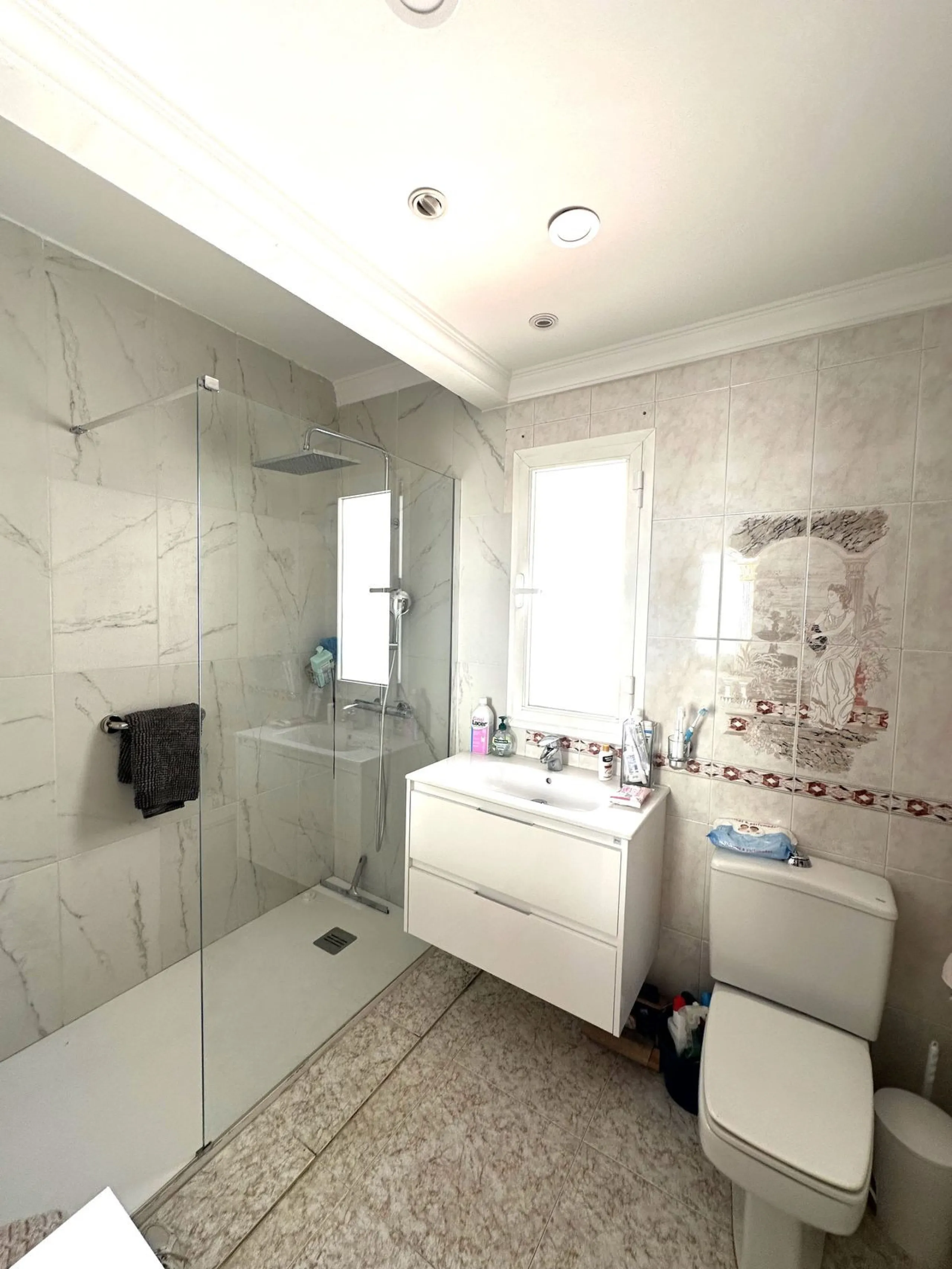 Magnificent villa between San Pedro de Alcántara and Guadalmina. You can access all kinds of shops on foot. A very spacious villa built in the 90's.