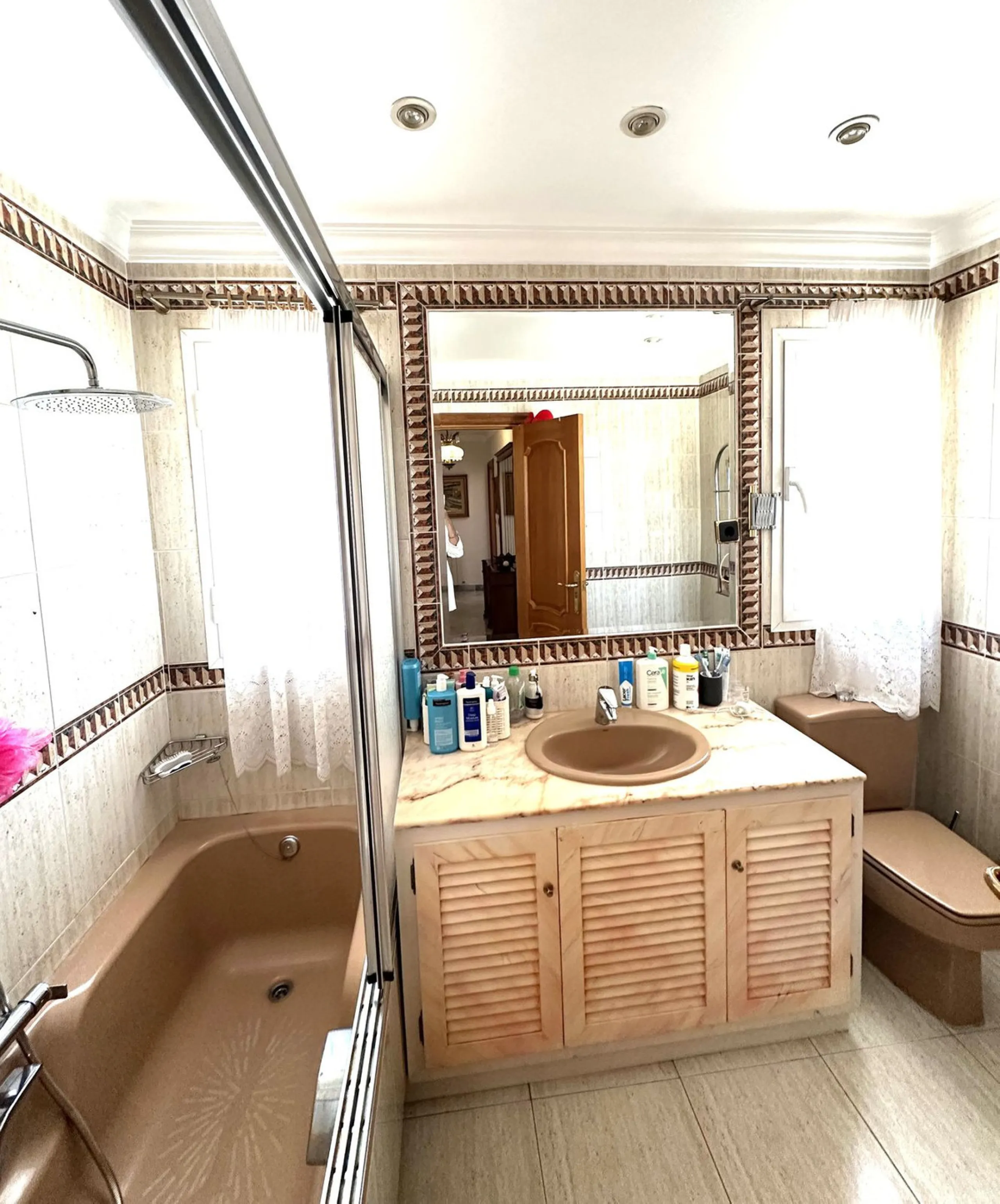 Magnificent villa between San Pedro de Alcántara and Guadalmina. You can access all kinds of shops on foot. A very spacious villa built in the 90's.