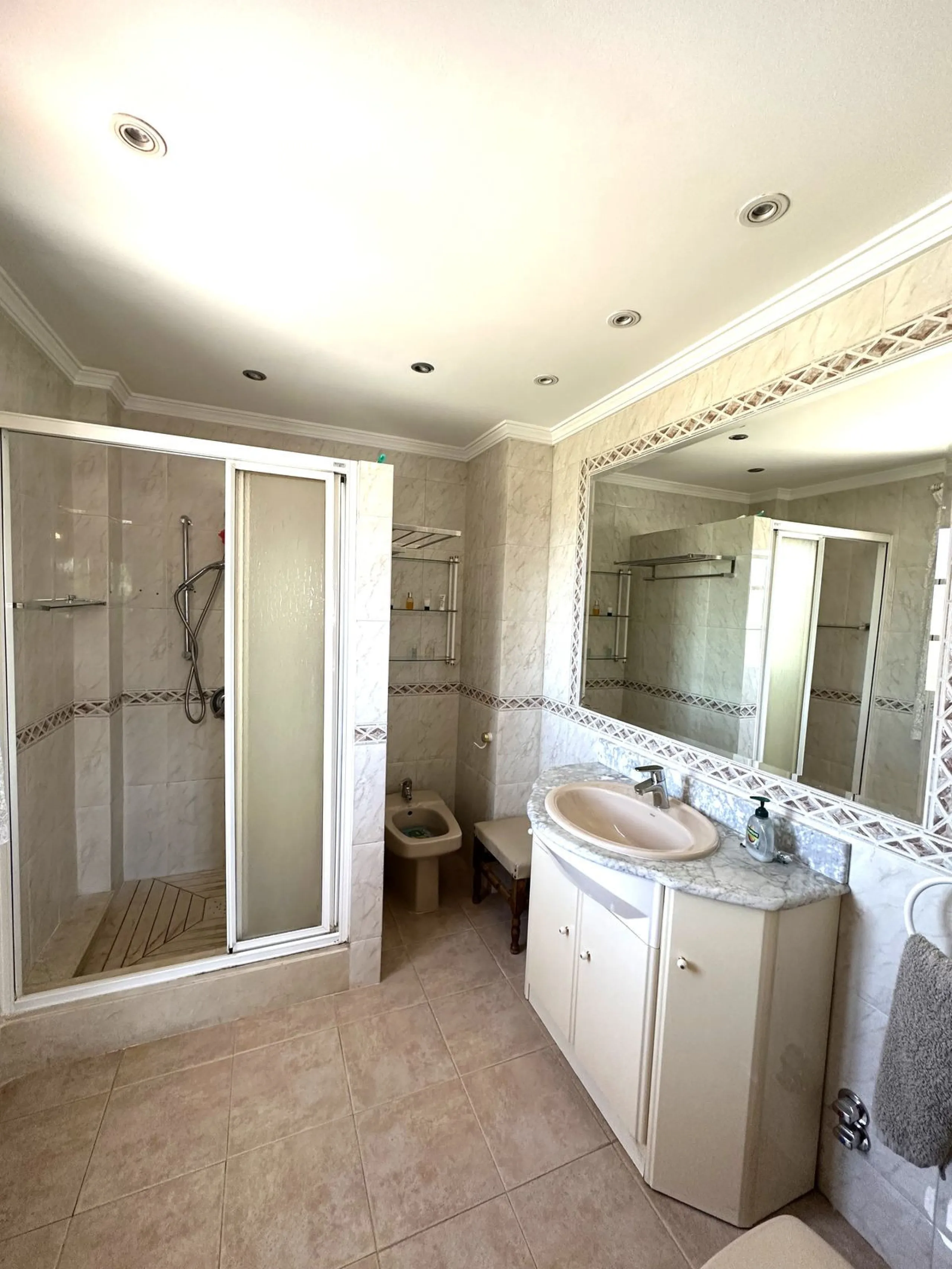Magnificent villa between San Pedro de Alcántara and Guadalmina. You can access all kinds of shops on foot. A very spacious villa built in the 90's.