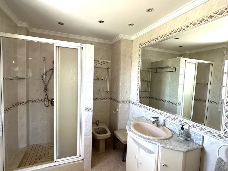 Magnificent villa between San Pedro de Alcántara and Guadalmina. You can access all kinds of shops on foot. A very spacious villa built in the 90's.