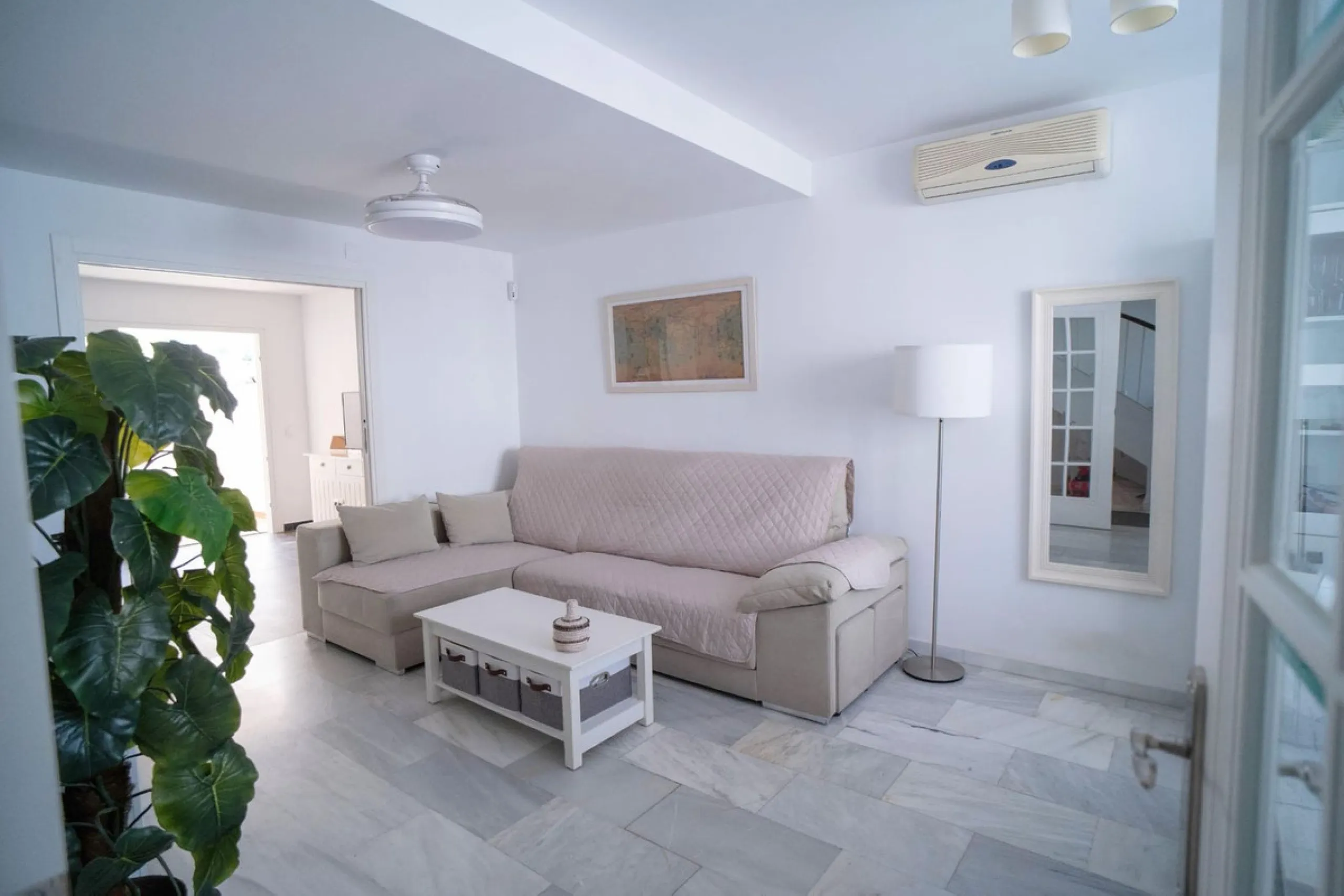 House - Semi-Detached House в продаже в Mijas, Málaga. В доме 6 спален и 3 ванных комнат. Площадь дома 200 м²
