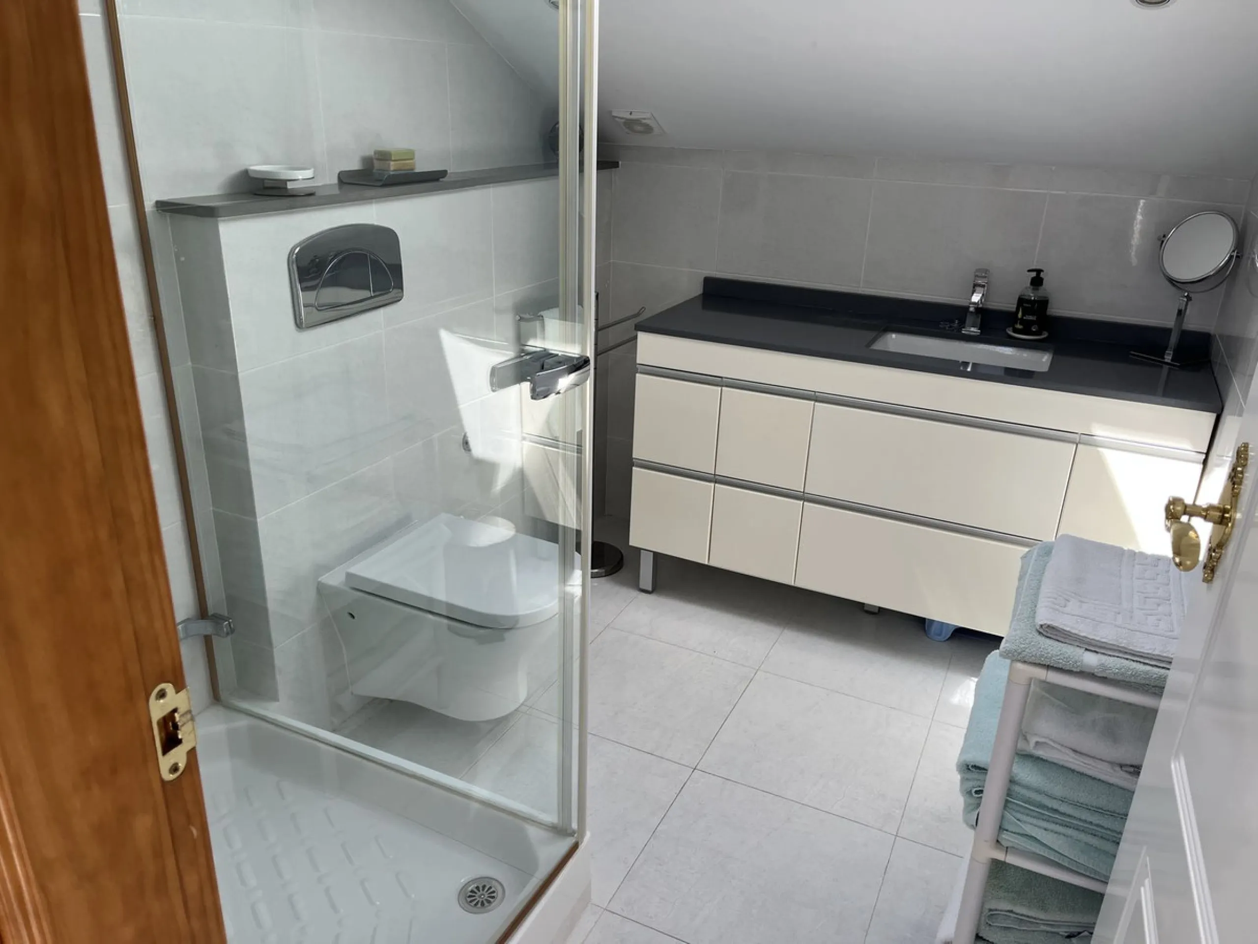 Welcome to this unique property situated in one of the most be beautiful complex on the Costa del Sol, Puebla Aida.  As you walk in you will find a landing leading onto the kitchen and a large living area with two terraces.  On this same landing there are