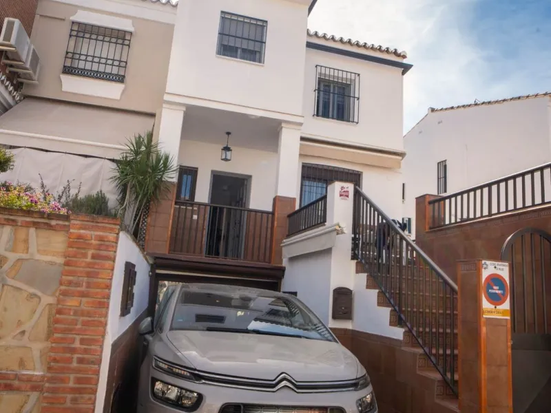 House - Semi-Detached House в продаже в Mijas, Málaga. В доме 6 спален и 3 ванных комнат. Площадь дома 200 м²