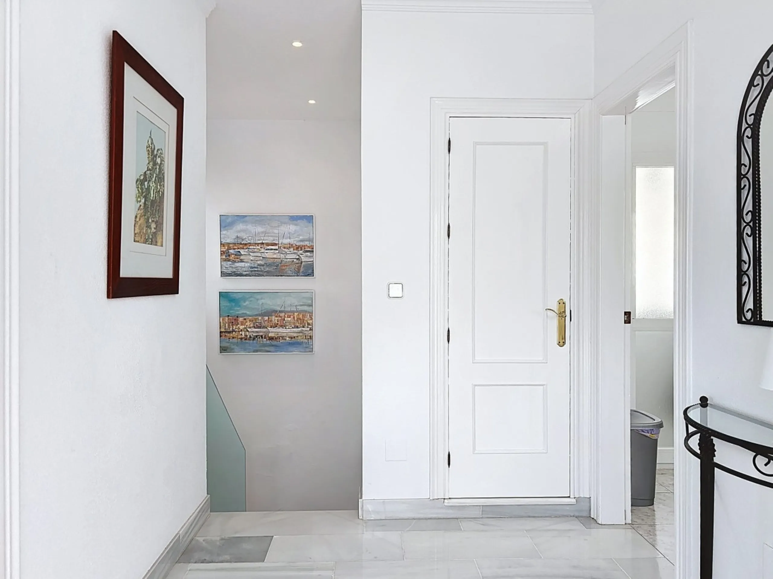 This beautifully presented modern villa in Caleta de Vélez offers spacious living, stunning sea views, and excellent outdoor spaces, just minutes from the beach, marina, and golf course. On the main entrance level (first floor), you'll find a brand-new, f