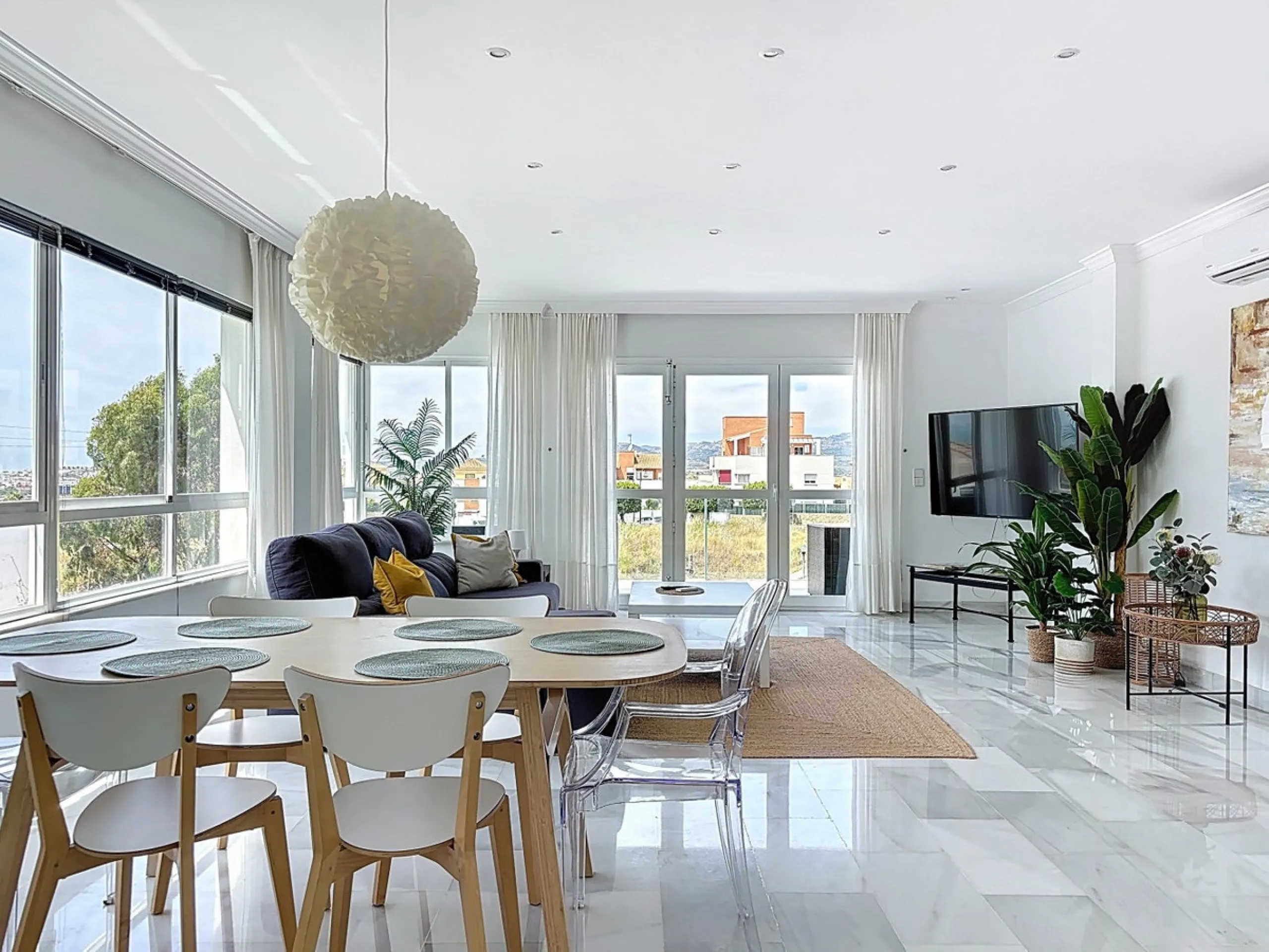 This beautifully presented modern villa in Caleta de Vélez offers spacious living, stunning sea views, and excellent outdoor spaces, just minutes from the beach, marina, and golf course. On the main entrance level (first floor), you'll find a brand-new, f
