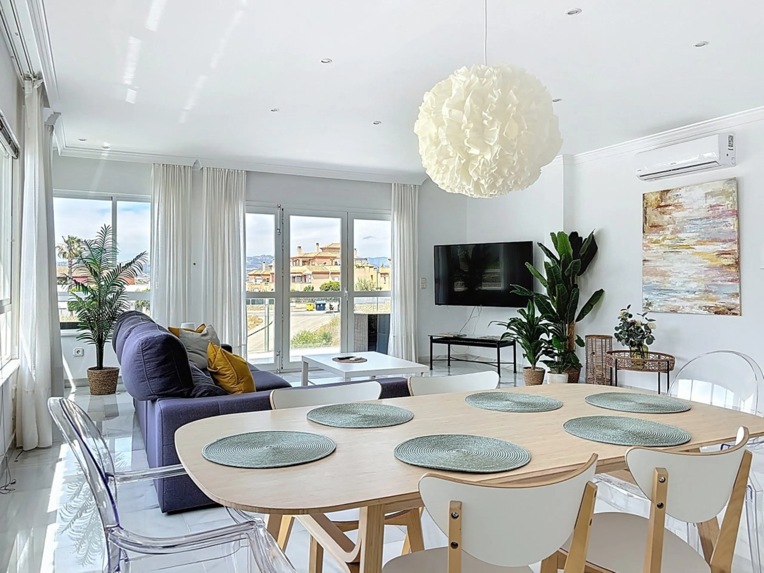 This beautifully presented modern villa in Caleta de Vélez offers spacious living, stunning sea views, and excellent outdoor spaces, just minutes from the beach, marina, and golf course. On the main entrance level (first floor), you'll find a brand-new, f