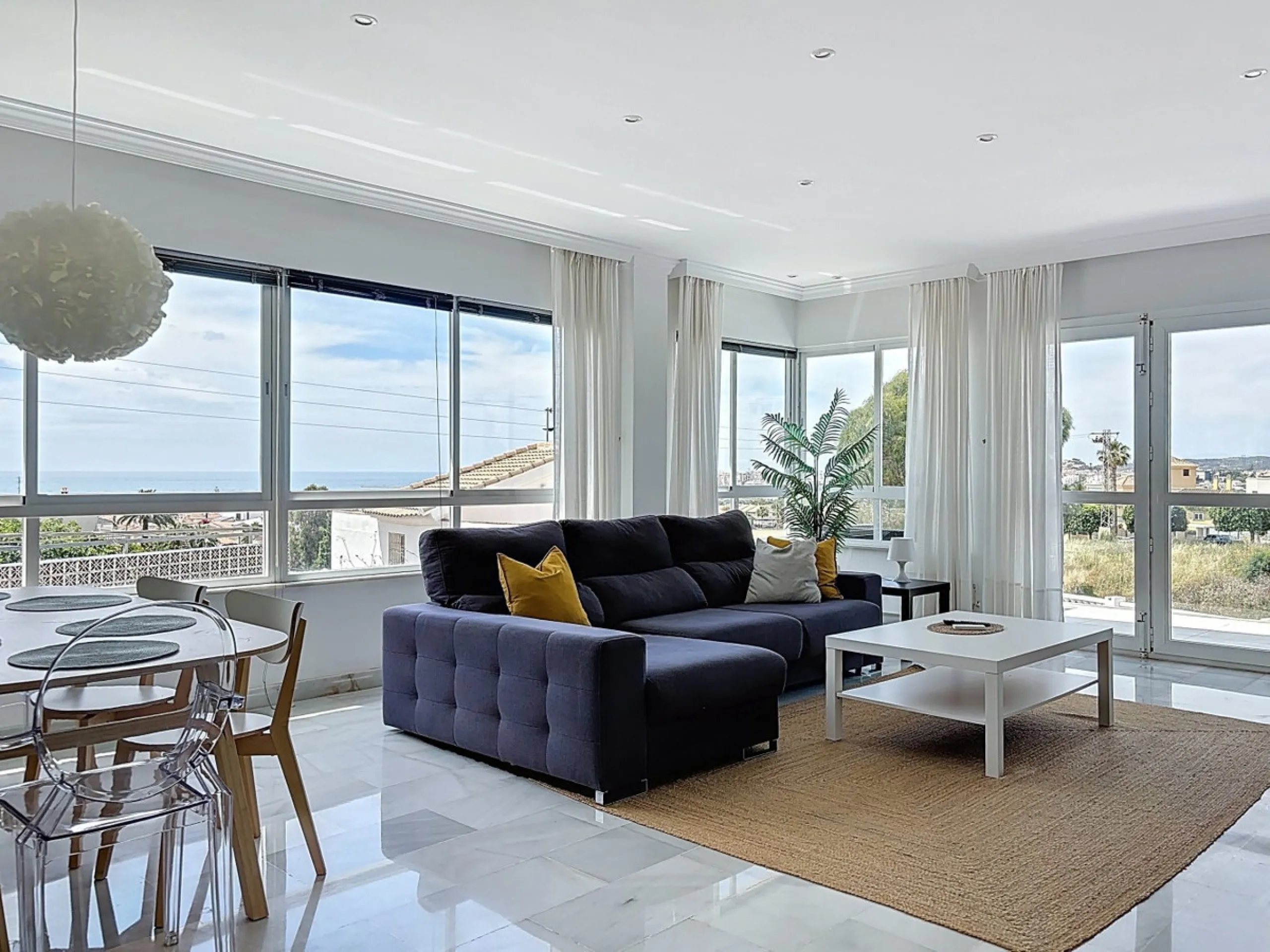 This beautifully presented modern villa in Caleta de Vélez offers spacious living, stunning sea views, and excellent outdoor spaces, just minutes from the beach, marina, and golf course. On the main entrance level (first floor), you'll find a brand-new, f