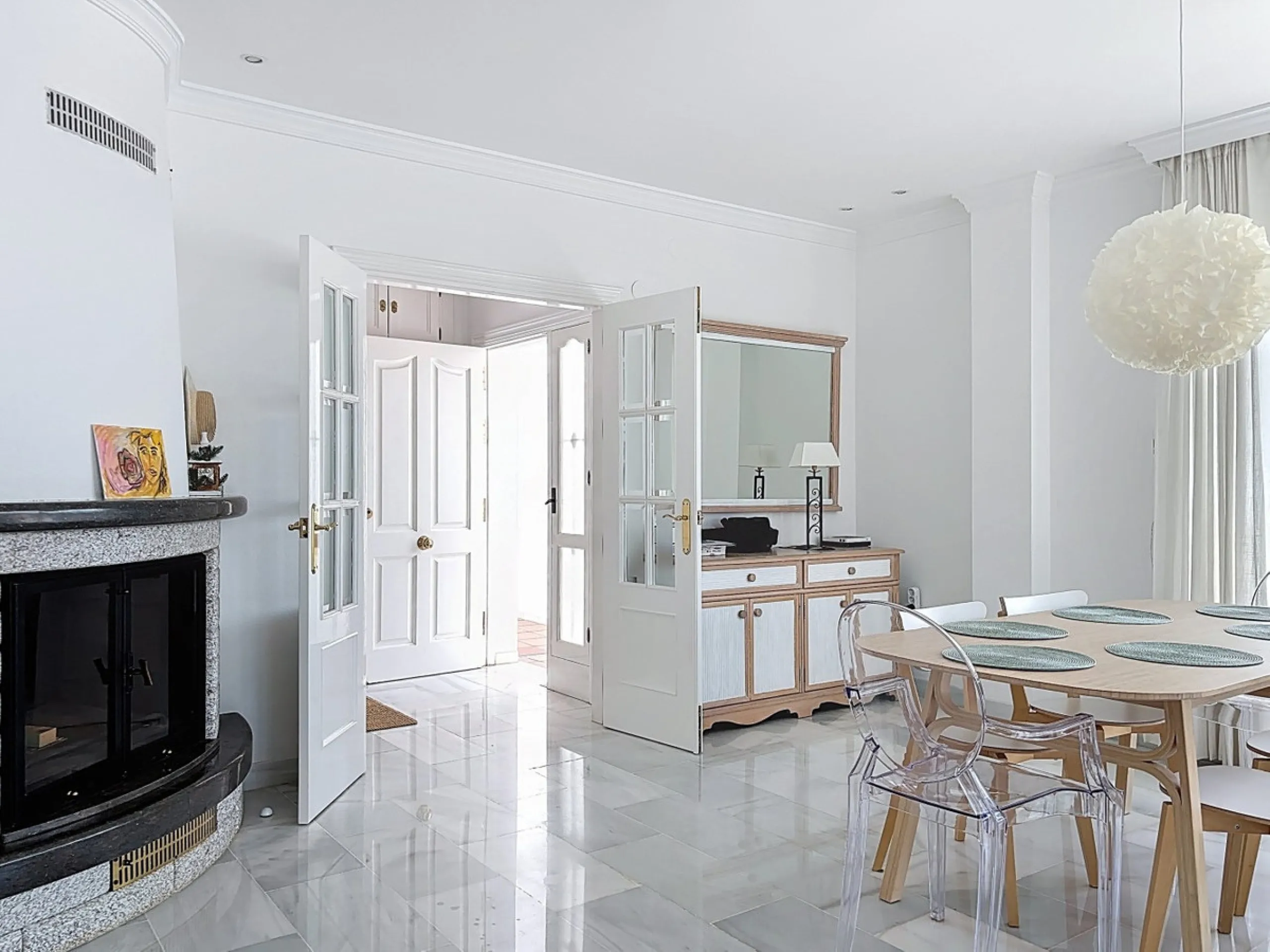 This beautifully presented modern villa in Caleta de Vélez offers spacious living, stunning sea views, and excellent outdoor spaces, just minutes from the beach, marina, and golf course. On the main entrance level (first floor), you'll find a brand-new, f