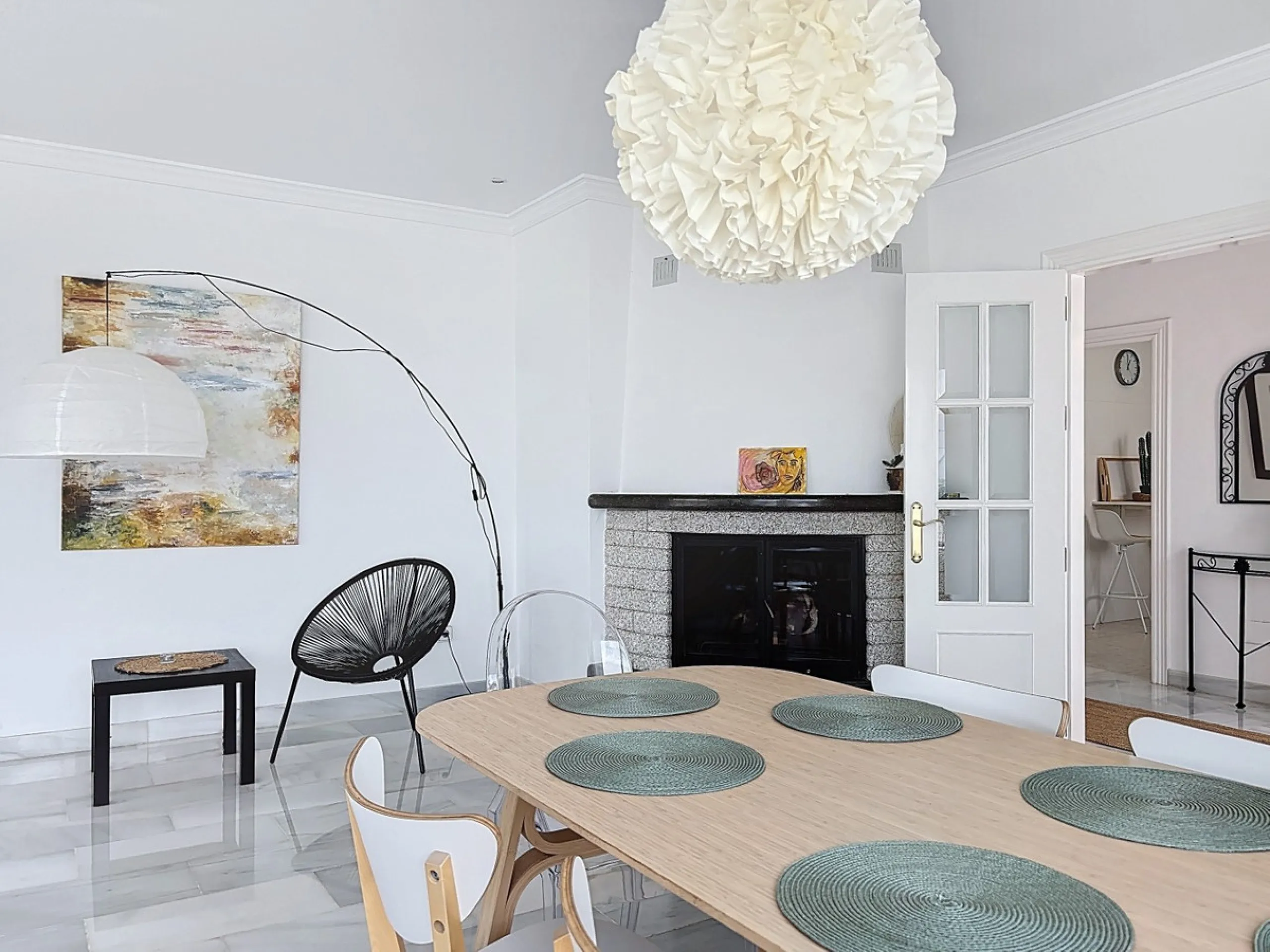 This beautifully presented modern villa in Caleta de Vélez offers spacious living, stunning sea views, and excellent outdoor spaces, just minutes from the beach, marina, and golf course. On the main entrance level (first floor), you'll find a brand-new, f