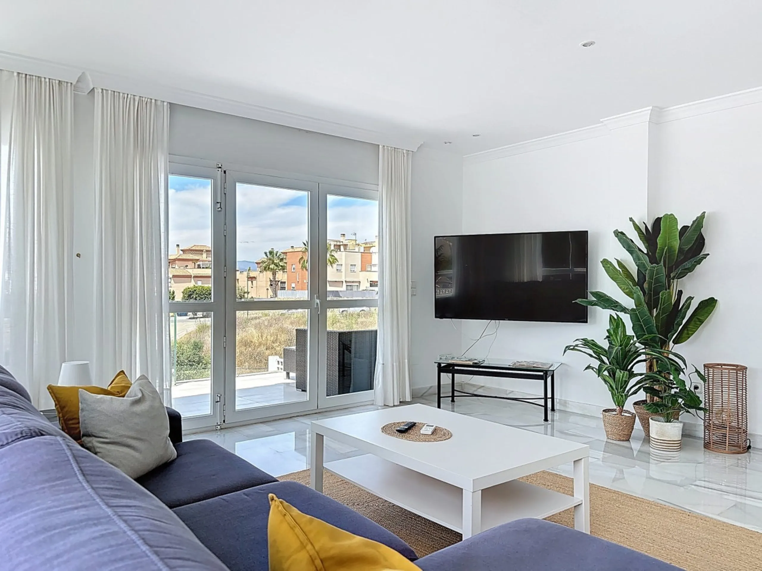 This beautifully presented modern villa in Caleta de Vélez offers spacious living, stunning sea views, and excellent outdoor spaces, just minutes from the beach, marina, and golf course. On the main entrance level (first floor), you'll find a brand-new, f