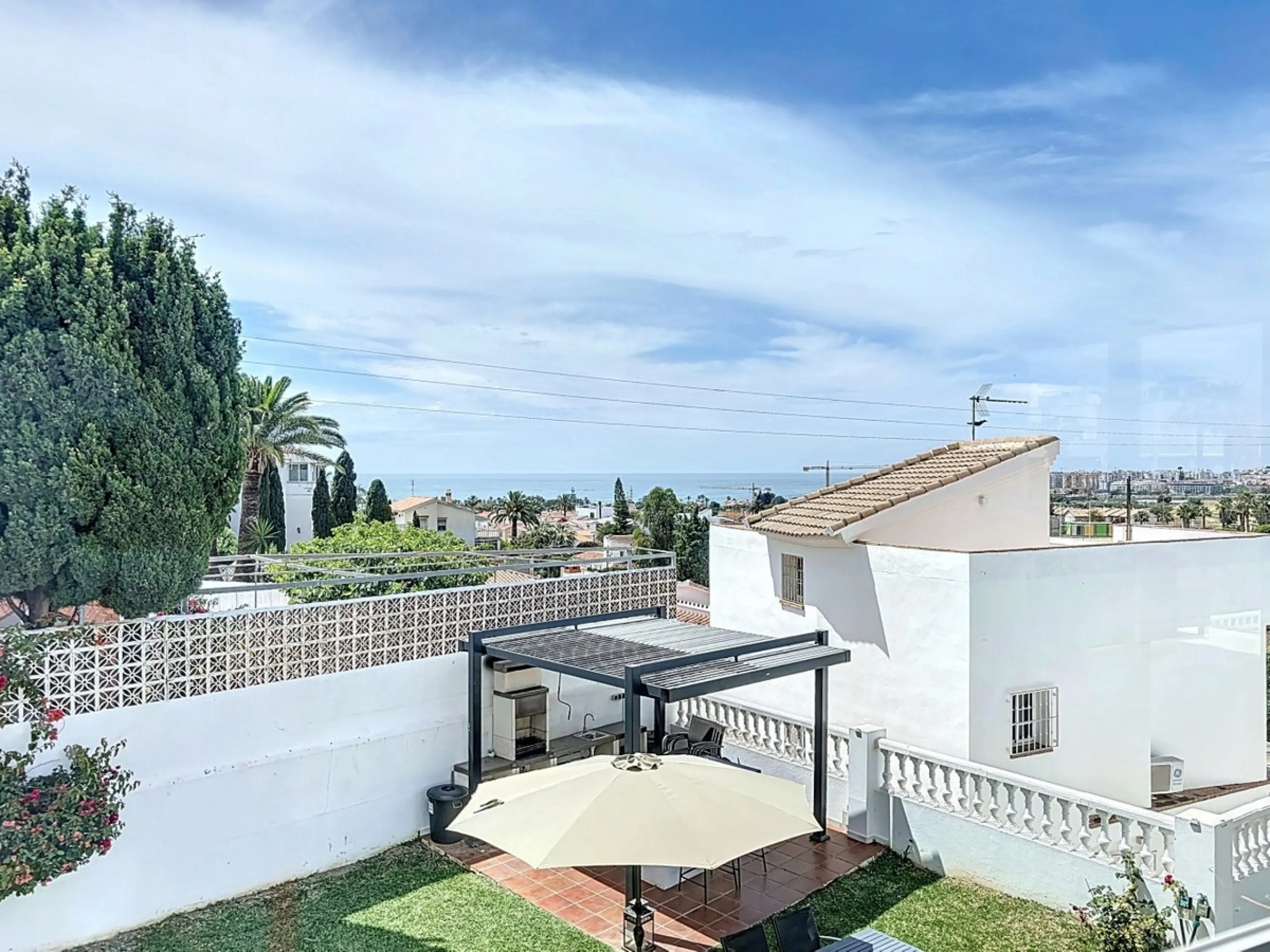 This beautifully presented modern villa in Caleta de Vélez offers spacious living, stunning sea views, and excellent outdoor spaces, just minutes from the beach, marina, and golf course. On the main entrance level (first floor), you'll find a brand-new, f