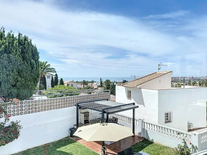 This beautifully presented modern villa in Caleta de Vélez offers spacious living, stunning sea views, and excellent outdoor spaces, just minutes from the beach, marina, and golf course. On the main entrance level (first floor), you'll find a brand-new, f