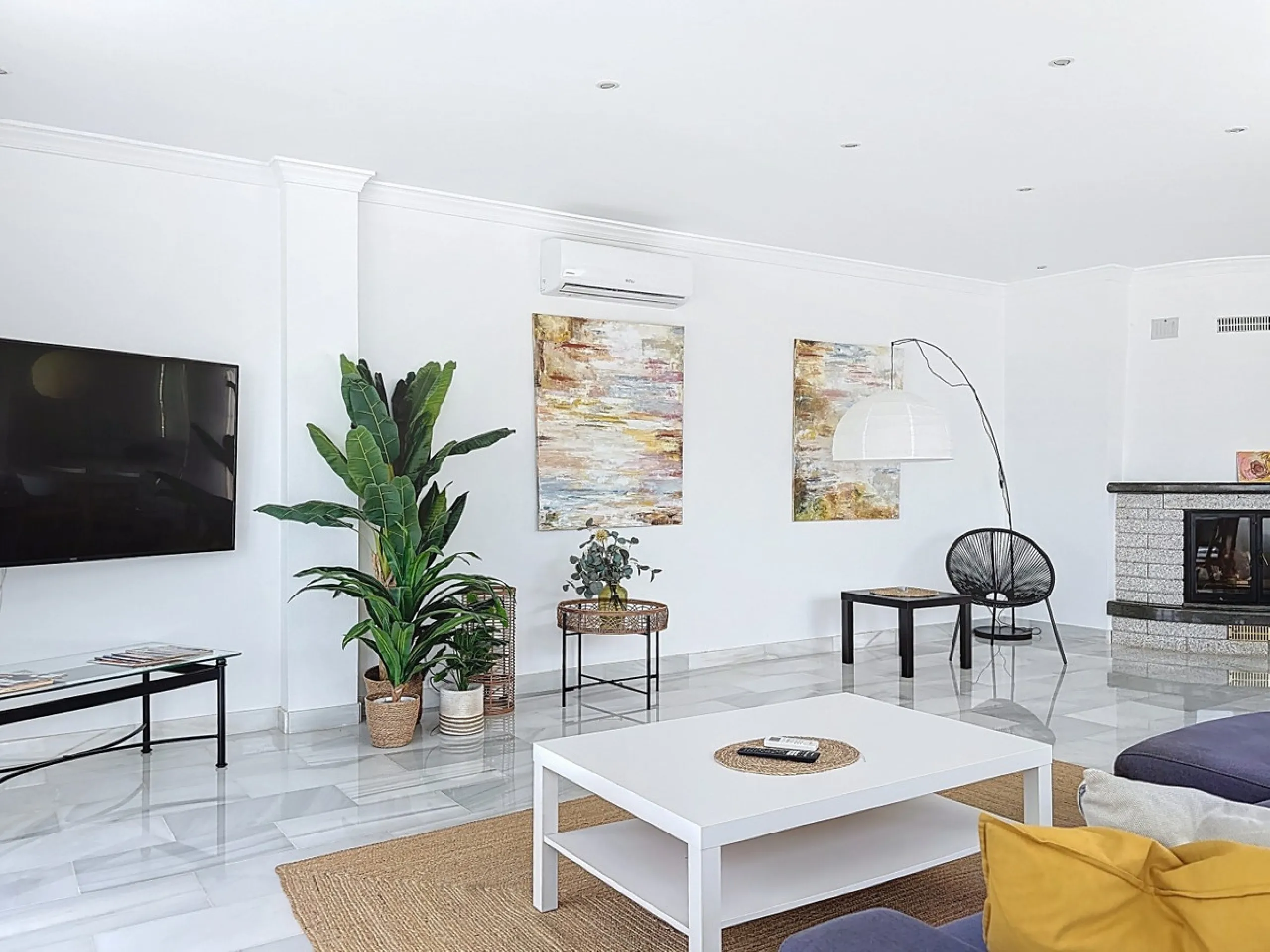This beautifully presented modern villa in Caleta de Vélez offers spacious living, stunning sea views, and excellent outdoor spaces, just minutes from the beach, marina, and golf course. On the main entrance level (first floor), you'll find a brand-new, f