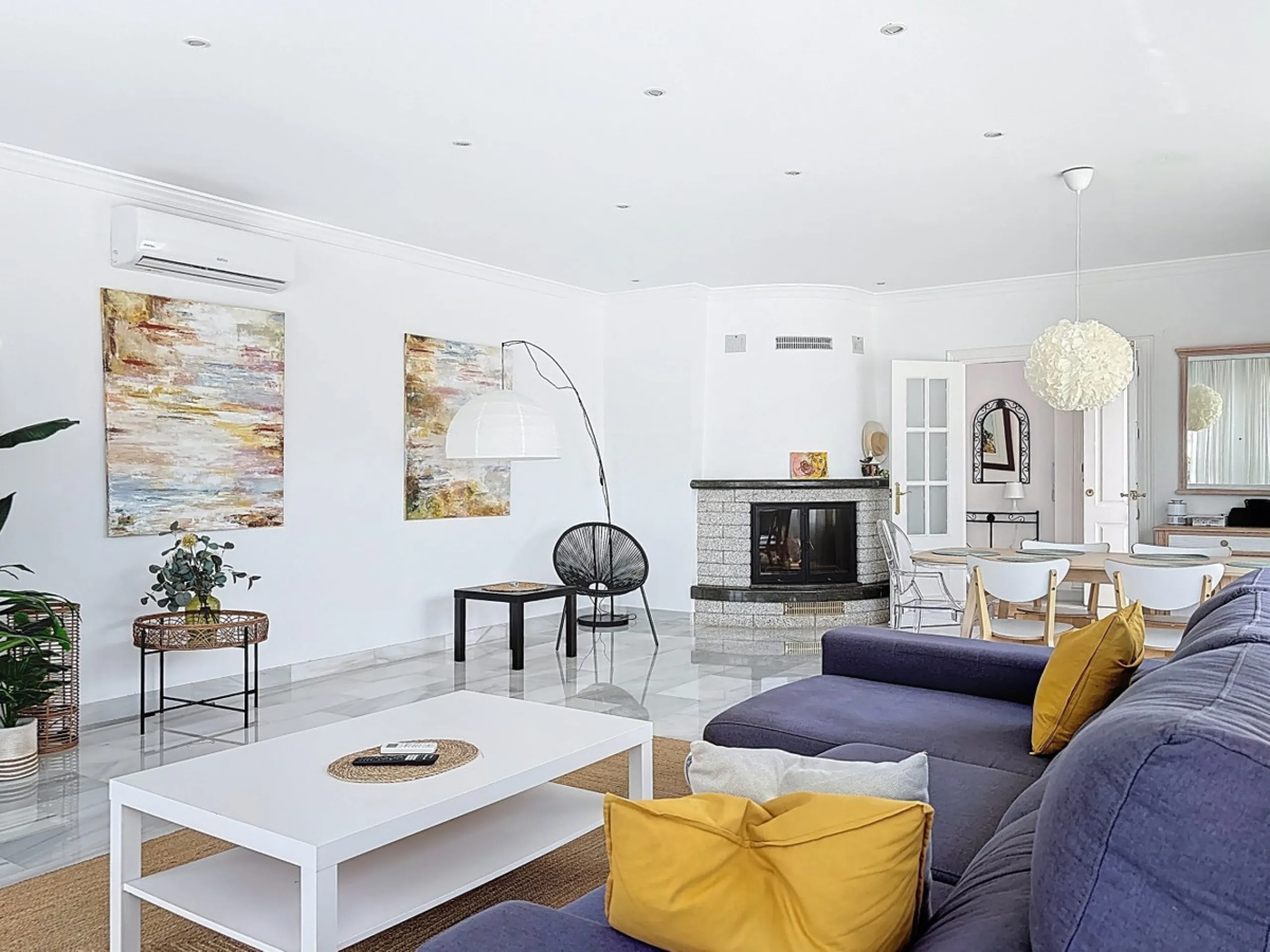 This beautifully presented modern villa in Caleta de Vélez offers spacious living, stunning sea views, and excellent outdoor spaces, just minutes from the beach, marina, and golf course. On the main entrance level (first floor), you'll find a brand-new, f