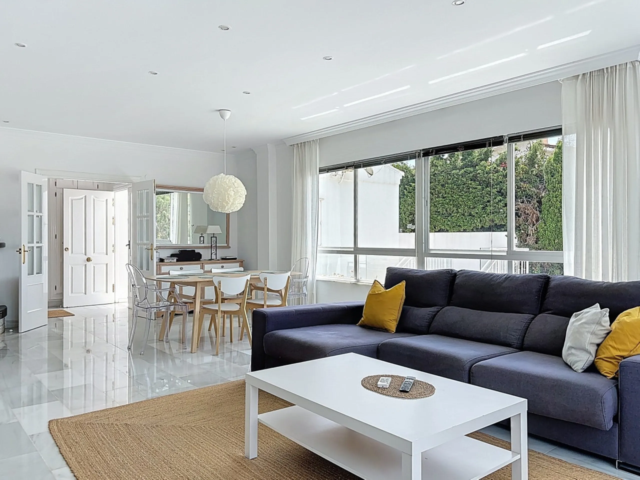 This beautifully presented modern villa in Caleta de Vélez offers spacious living, stunning sea views, and excellent outdoor spaces, just minutes from the beach, marina, and golf course. On the main entrance level (first floor), you'll find a brand-new, f