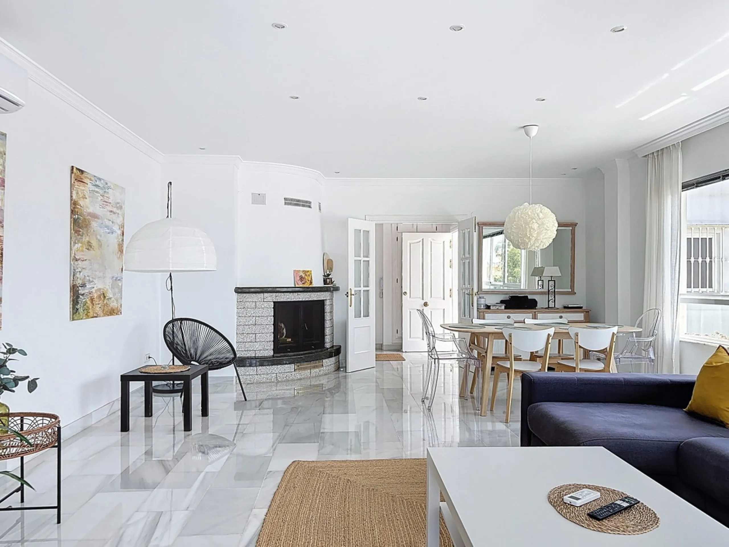 This beautifully presented modern villa in Caleta de Vélez offers spacious living, stunning sea views, and excellent outdoor spaces, just minutes from the beach, marina, and golf course. On the main entrance level (first floor), you'll find a brand-new, f