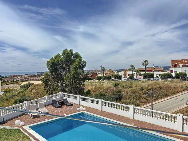 This beautifully presented modern villa in Caleta de Vélez offers spacious living, stunning sea views, and excellent outdoor spaces, just minutes from the beach, marina, and golf course. On the main entrance level (first floor), you'll find a brand-new, f