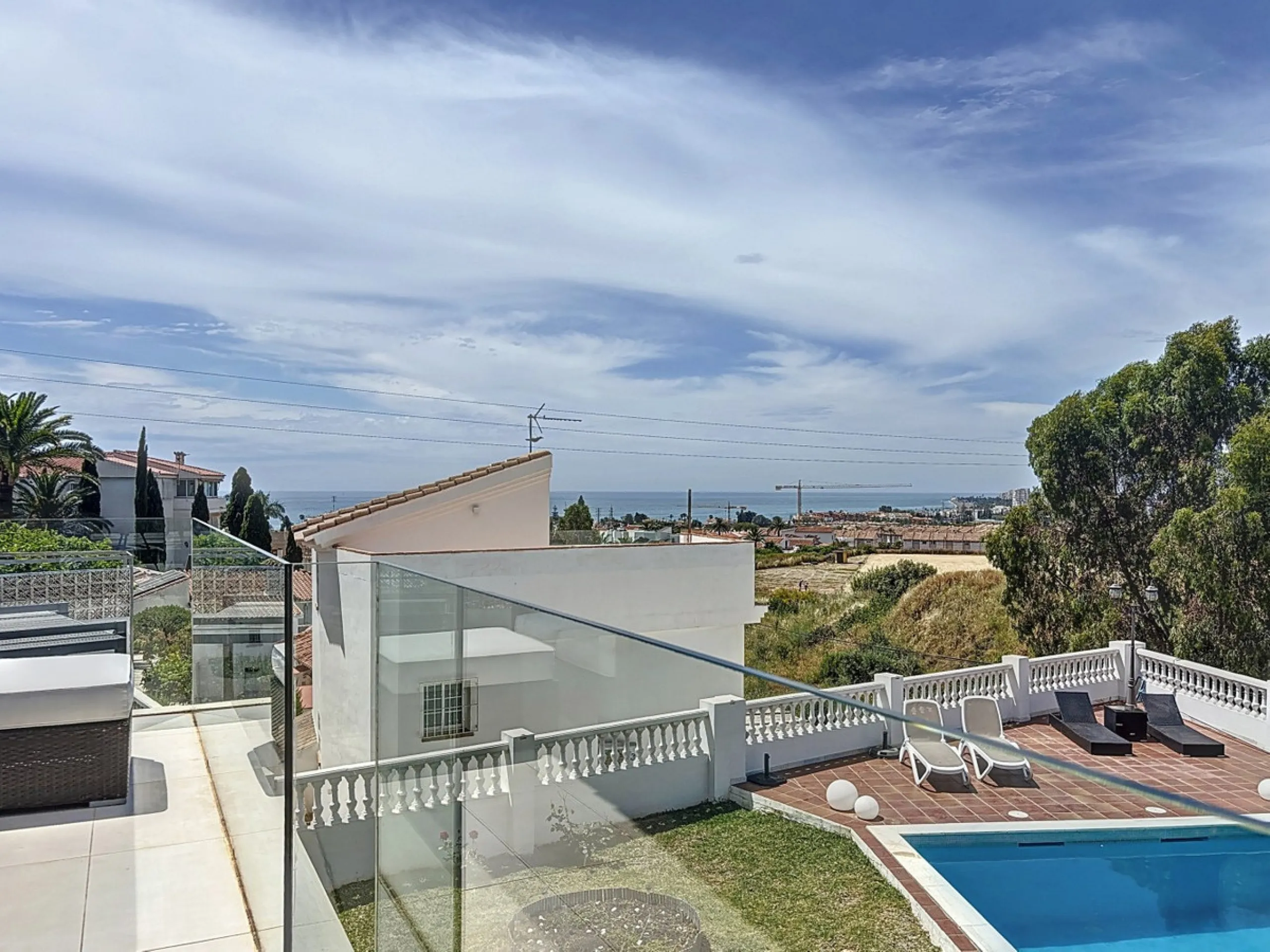 This beautifully presented modern villa in Caleta de Vélez offers spacious living, stunning sea views, and excellent outdoor spaces, just minutes from the beach, marina, and golf course. On the main entrance level (first floor), you'll find a brand-new, f