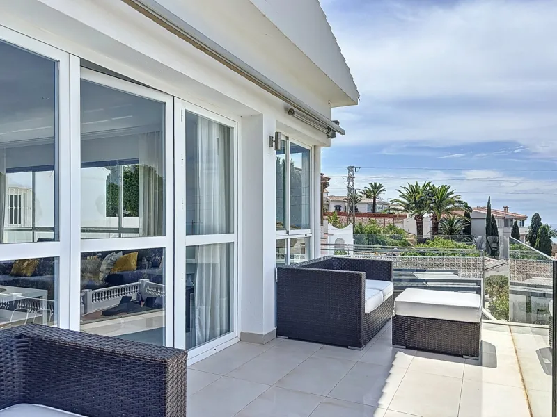 This beautifully presented modern villa in Caleta de Vélez offers spacious living, stunning sea views, and excellent outdoor spaces, just minutes from the beach, marina, and golf course. On the main entrance level (first floor), you'll find a brand-new, f